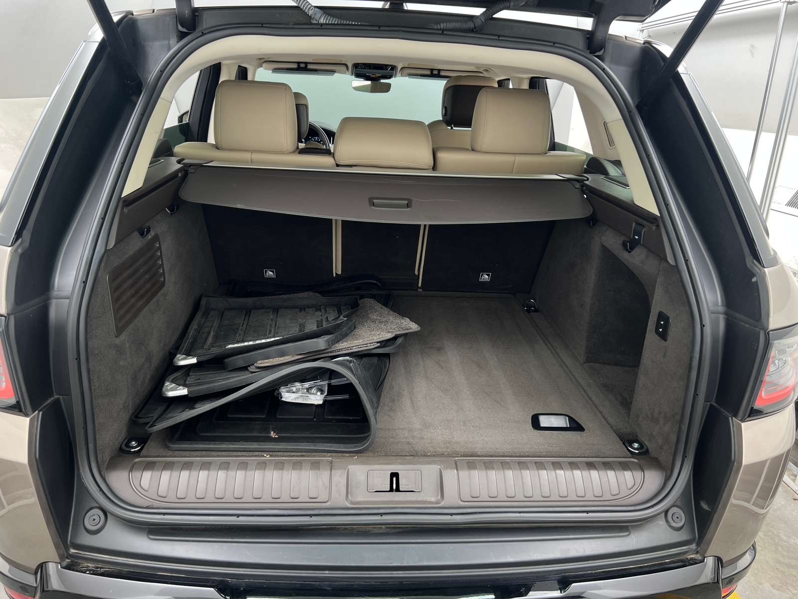 Thumbnail: 2022 Land Rover Range Rover Sport - 6