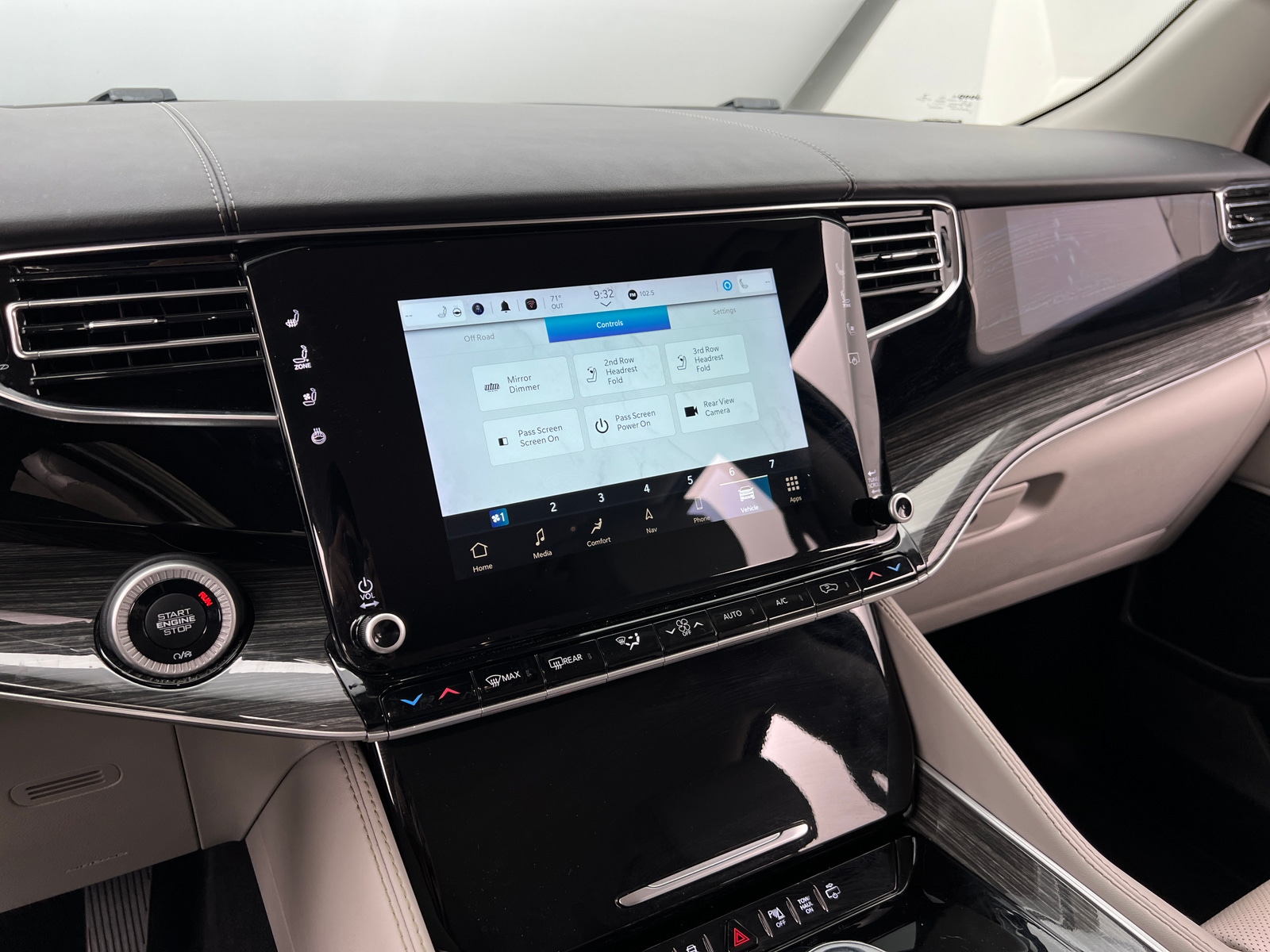 Thumbnail: 2022 Jeep Wagoneer - 3