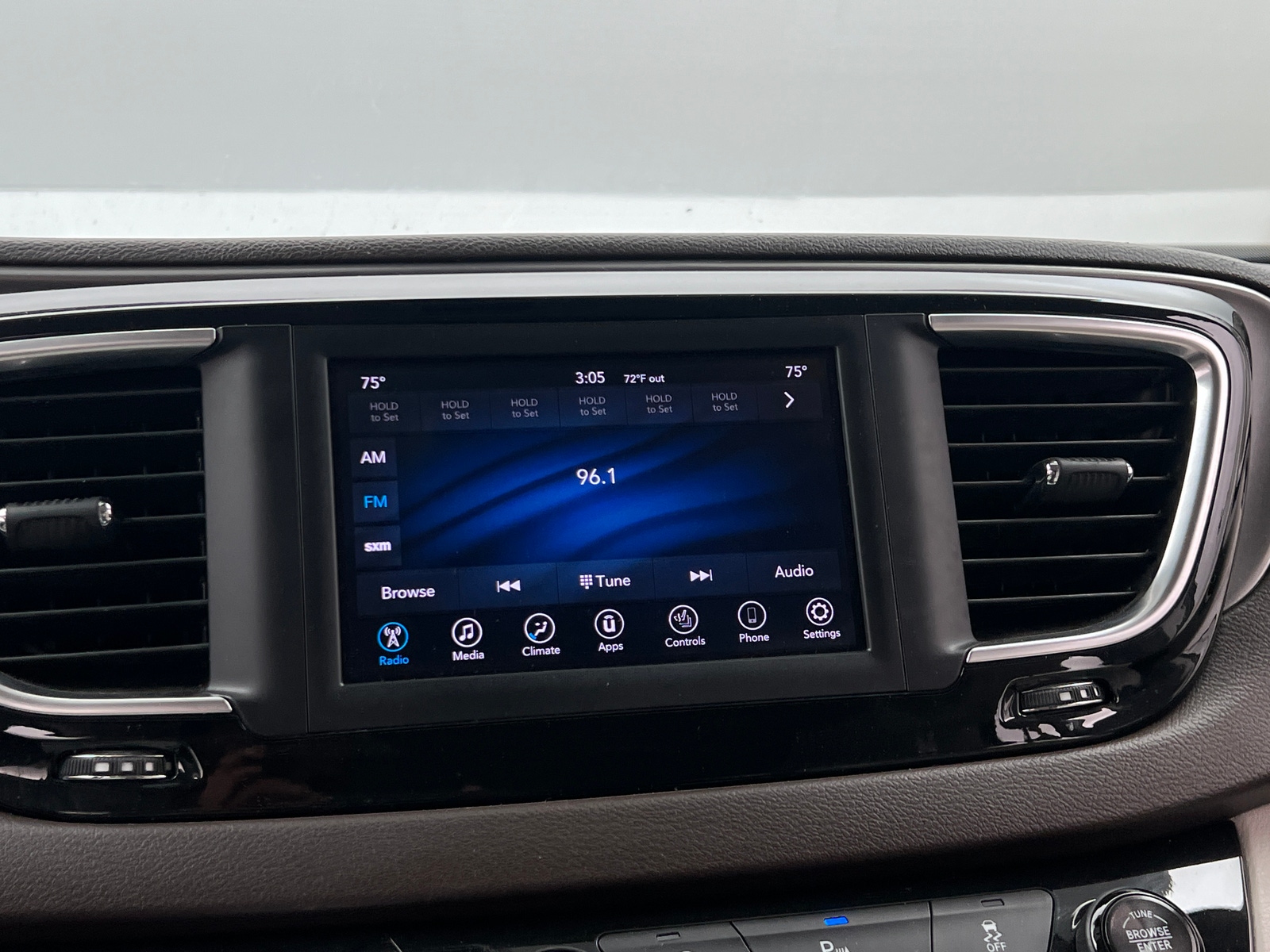 Thumbnail: 2018 Chrysler Pacifica - 3