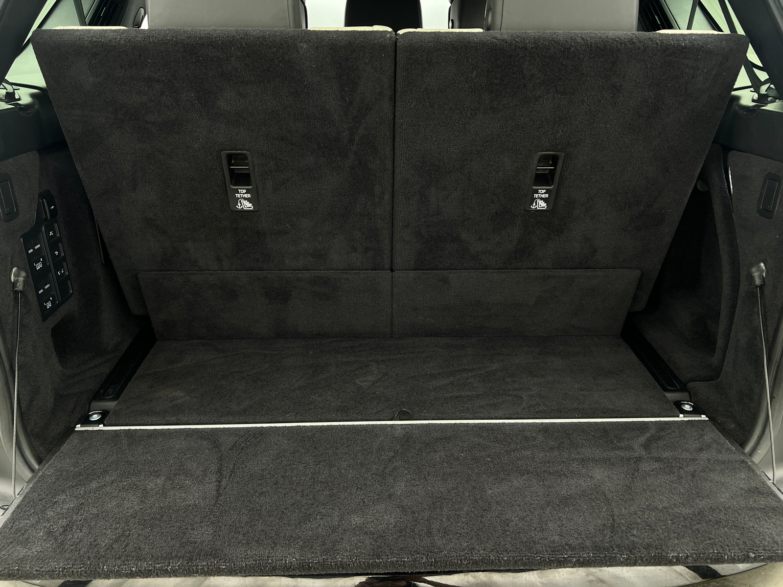 Thumbnail: 2021 Land Rover Discovery - 6