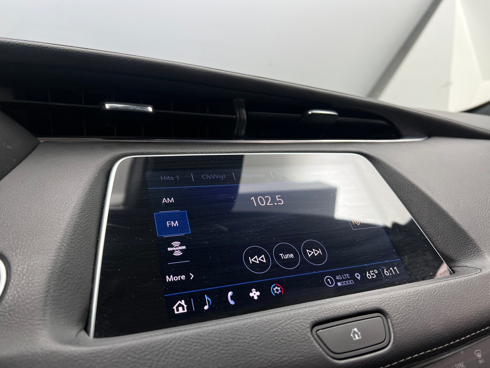 Thumbnail: 2022 Cadillac XT4 - 3