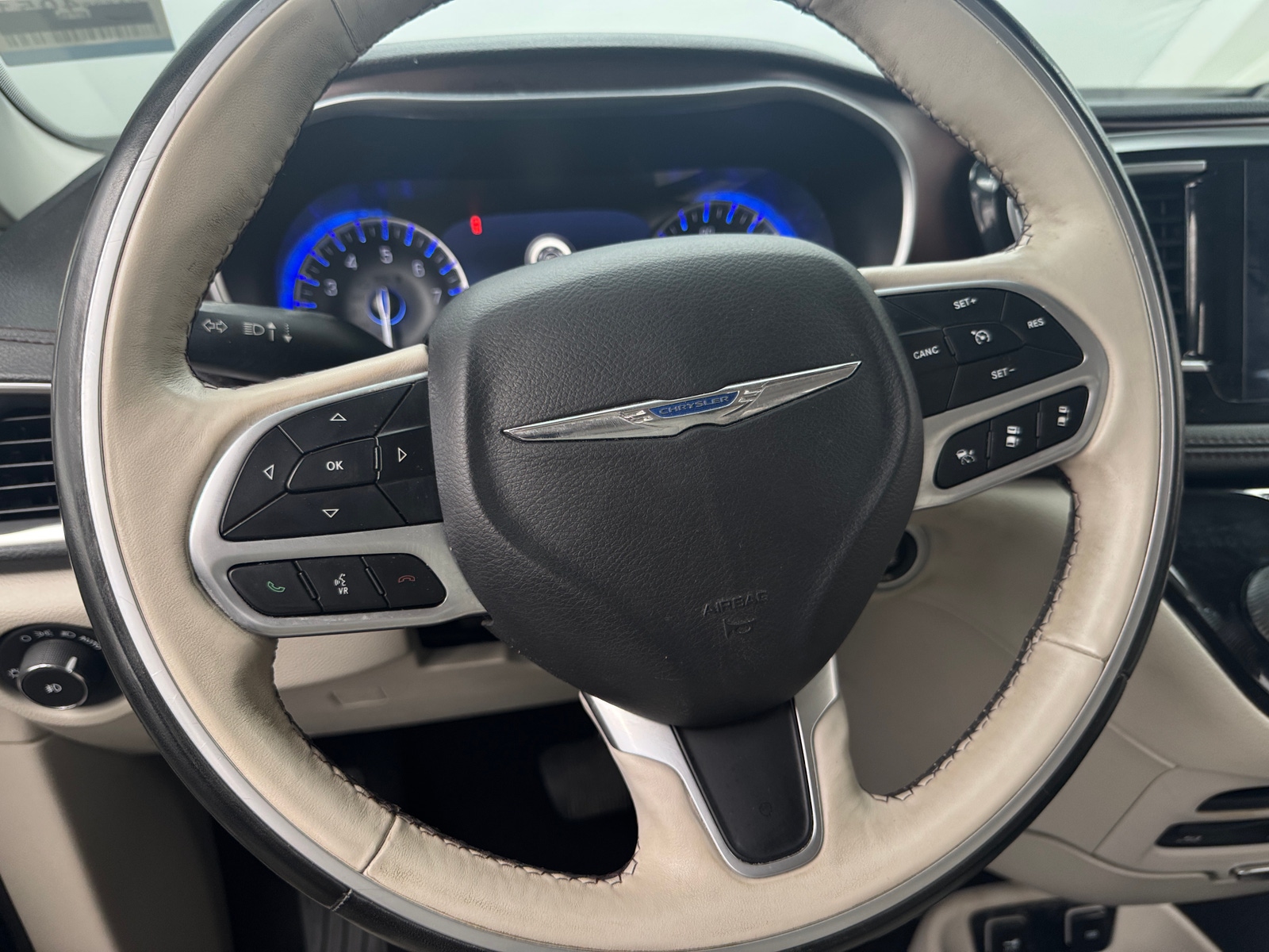 Thumbnail: 2019 Chrysler Pacifica - 4