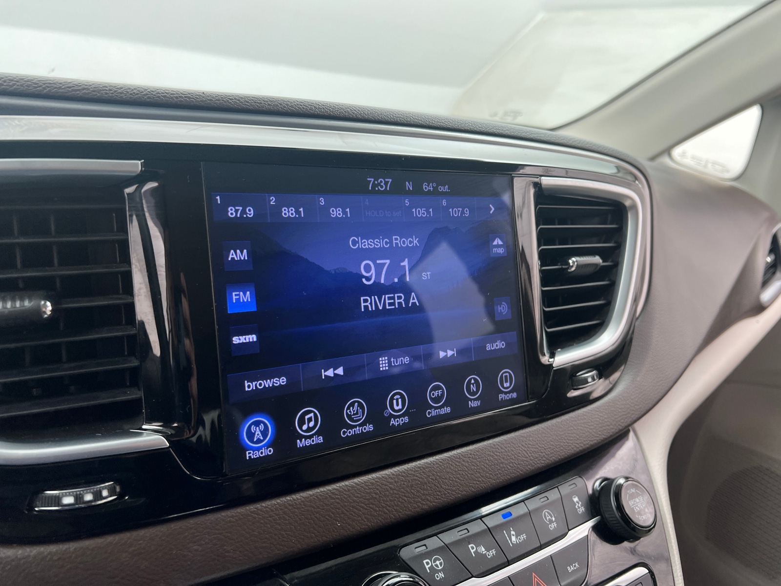 Thumbnail: 2017 Chrysler Pacifica - 3