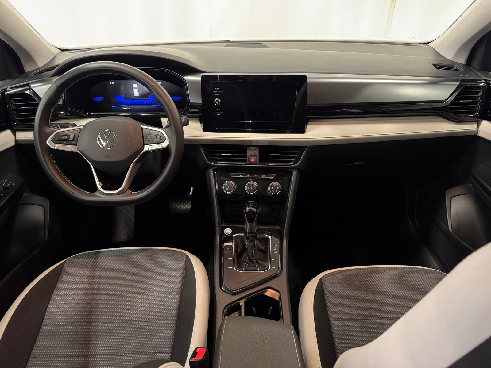 Thumbnail: 2025 Volkswagen Taos - 3