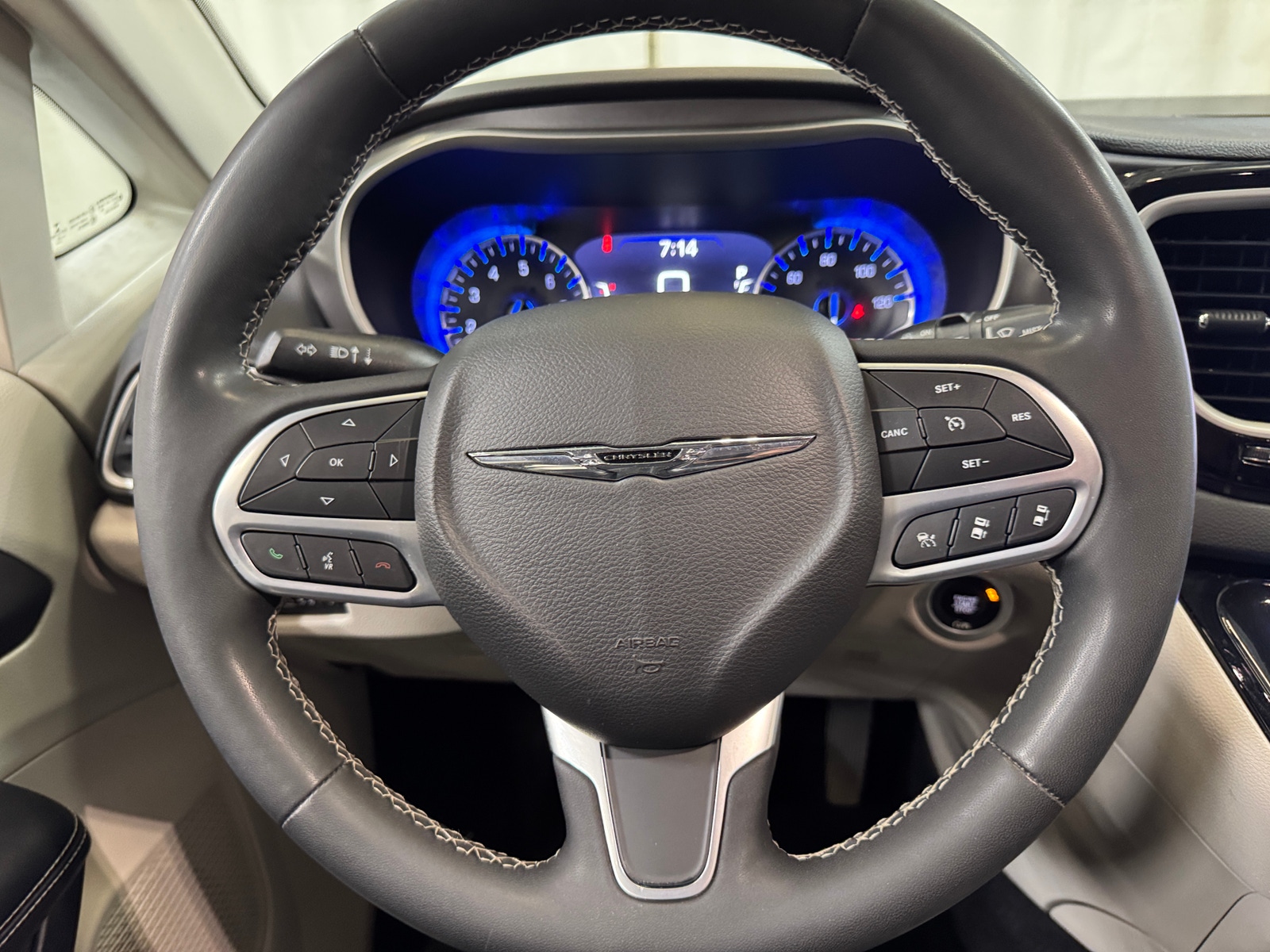 Thumbnail: 2022 Chrysler Pacifica - 4