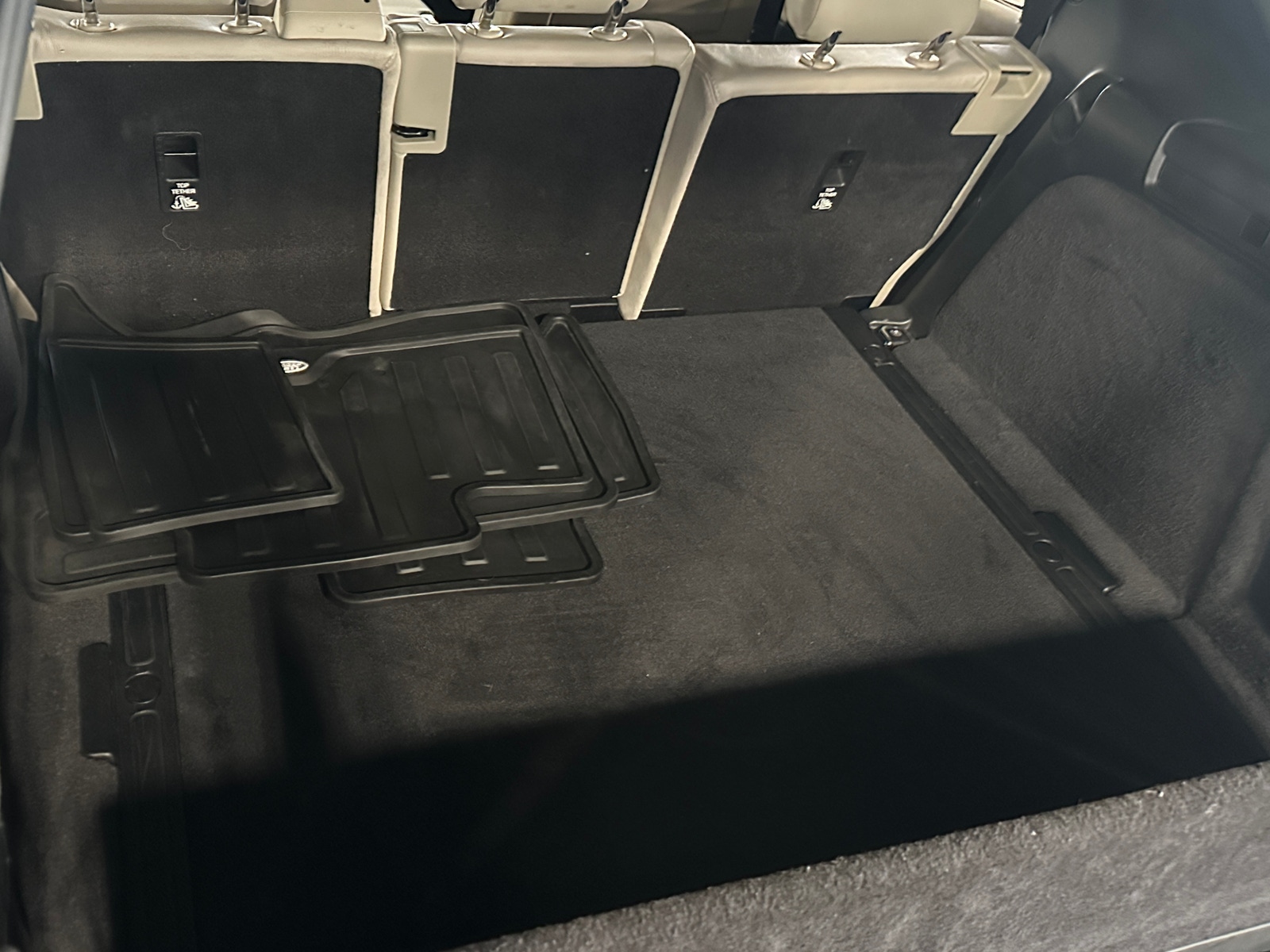 Thumbnail: 2020 Land Rover Discovery - 6