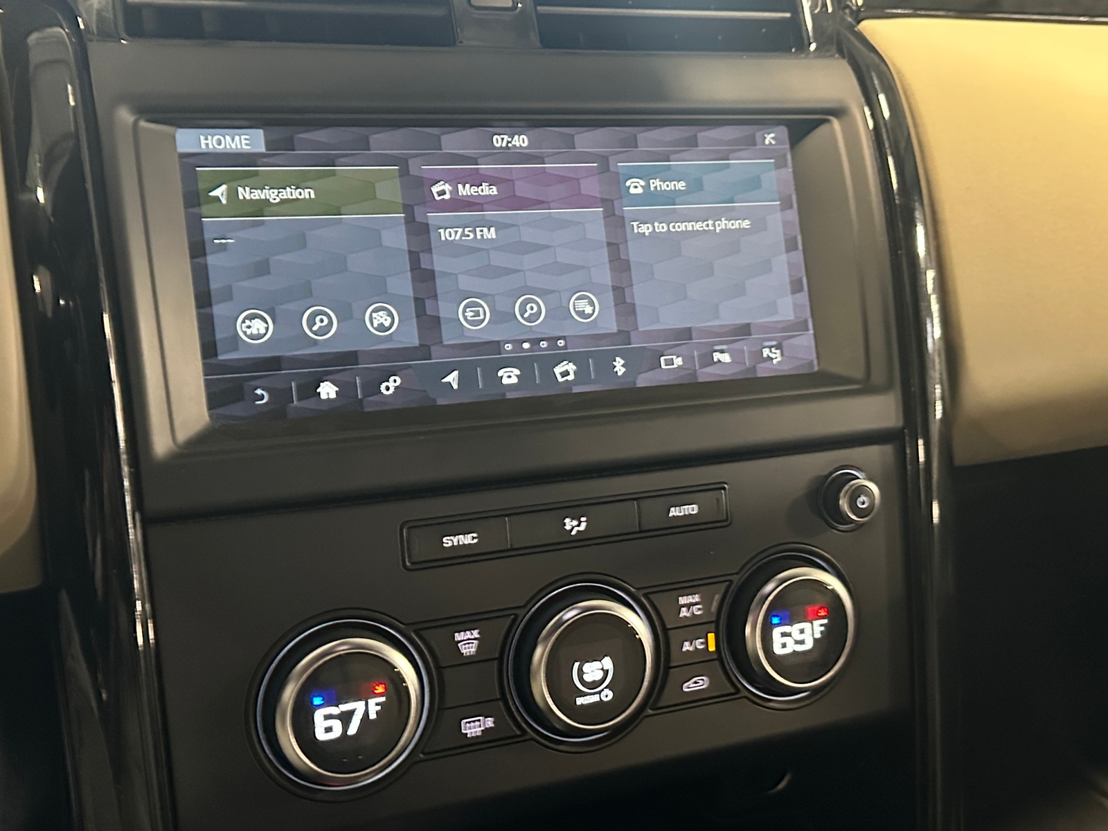 Thumbnail: 2020 Land Rover Discovery - 3