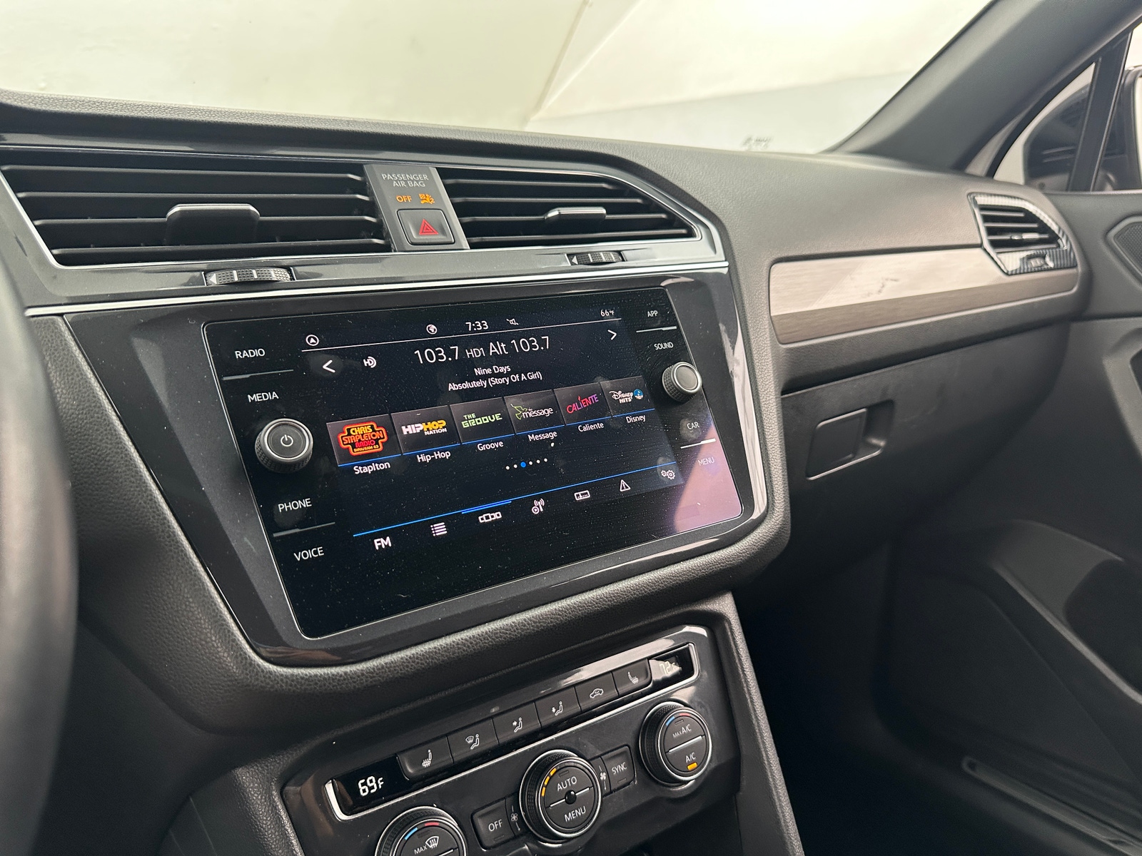 Thumbnail: 2021 Volkswagen Tiguan - 3