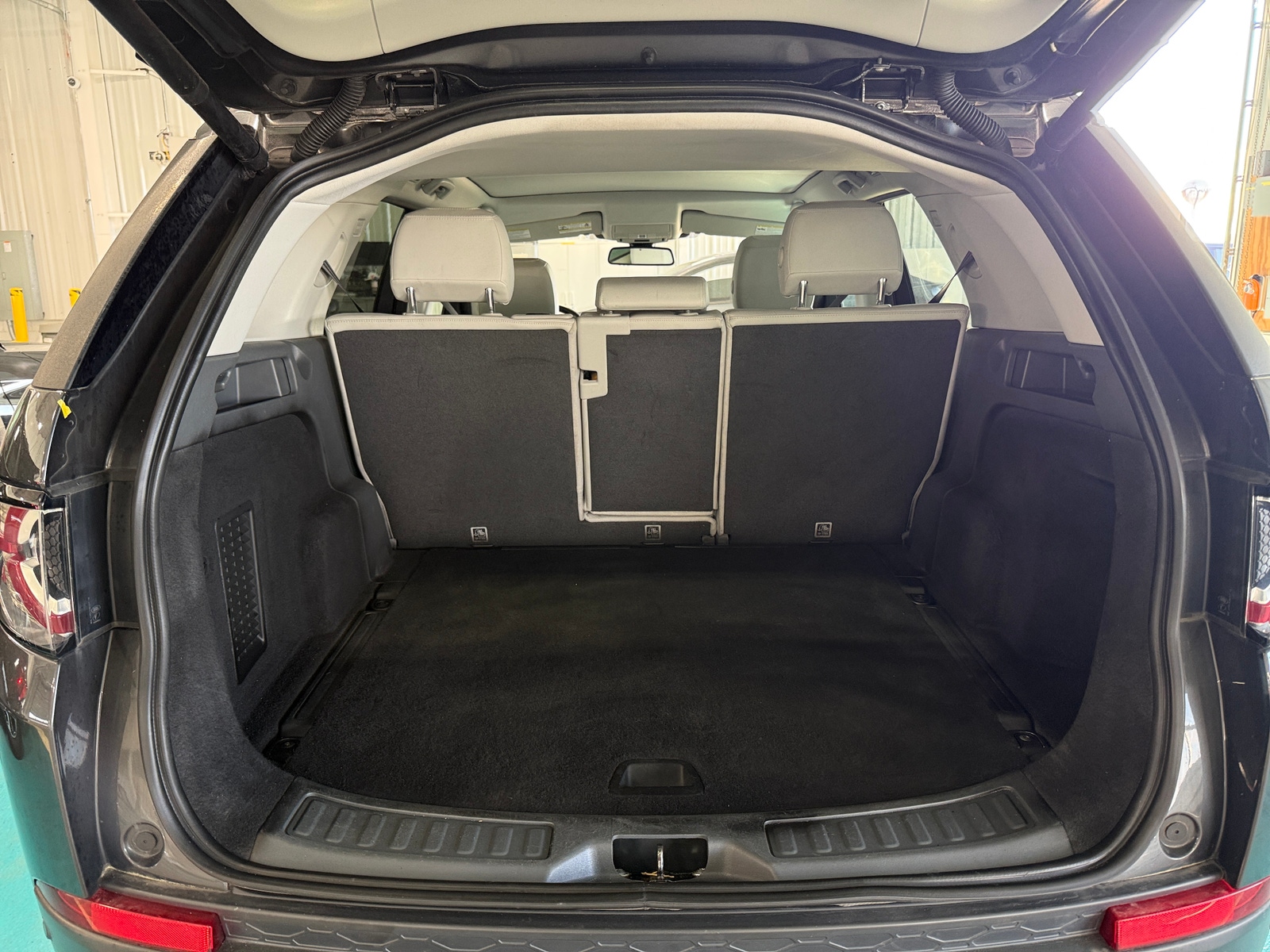 Thumbnail: 2017 Land Rover Discovery Sport - 6