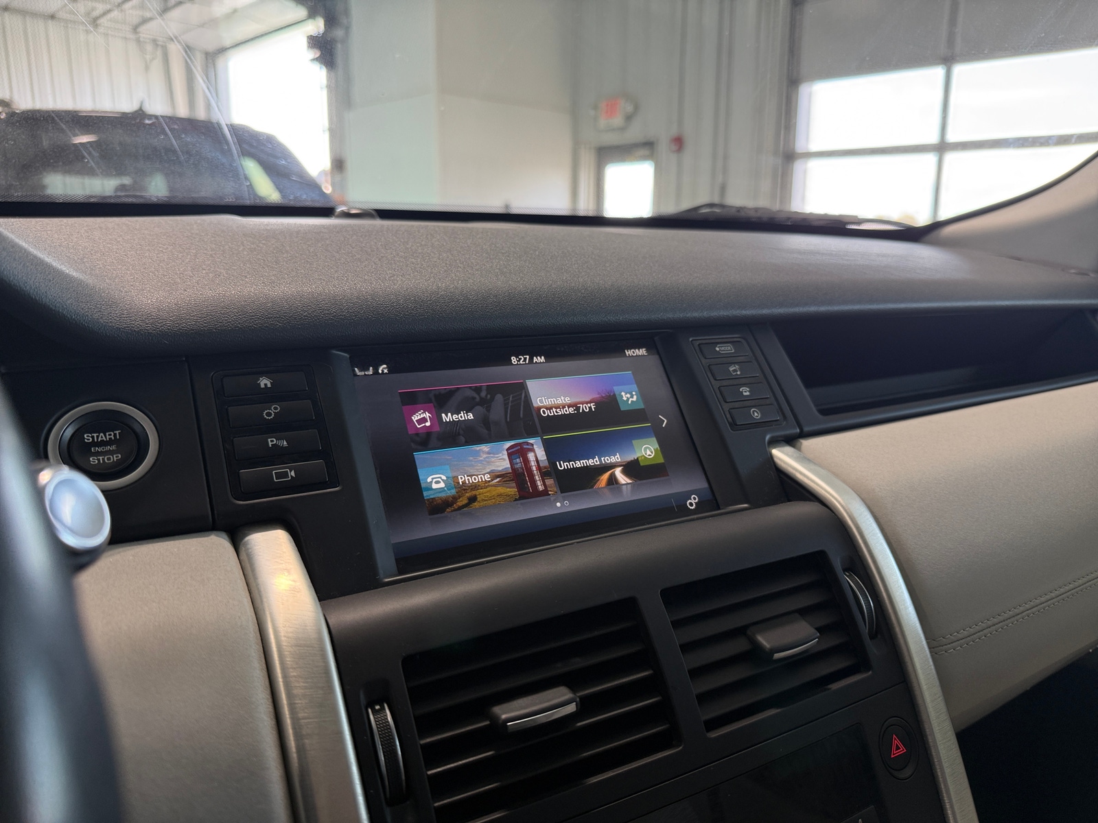 Thumbnail: 2017 Land Rover Discovery Sport - 3