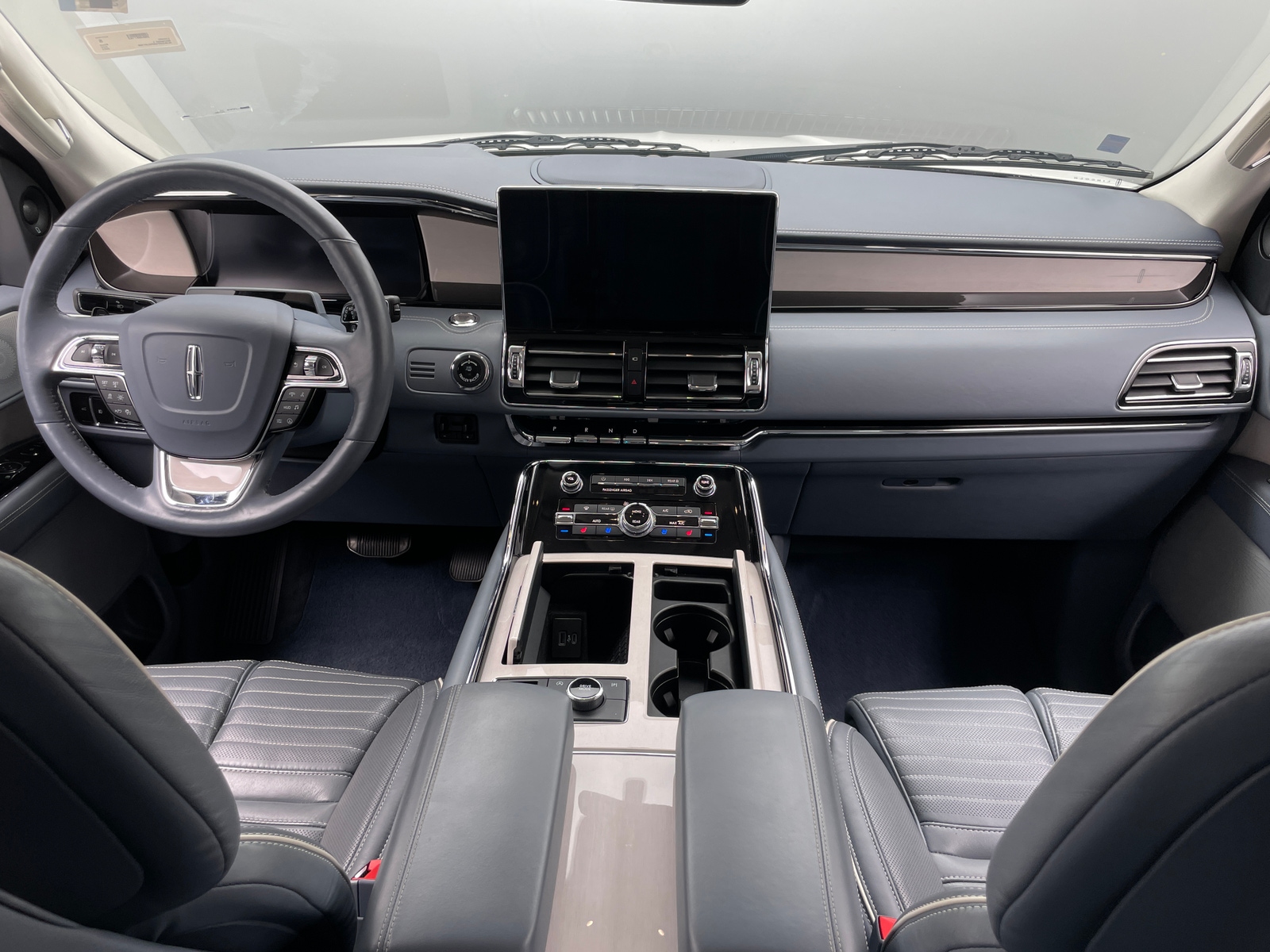 Thumbnail: 2023 Lincoln Navigator L - 2