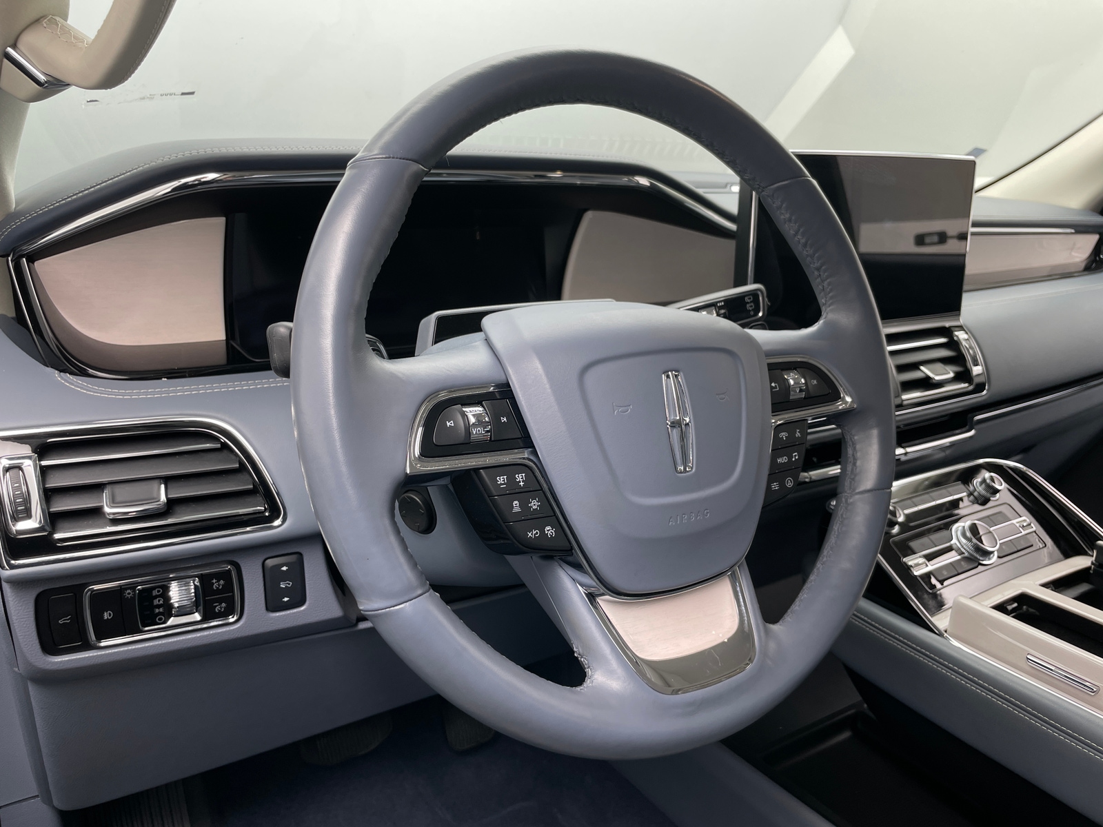 Thumbnail: 2023 Lincoln Navigator L - 4