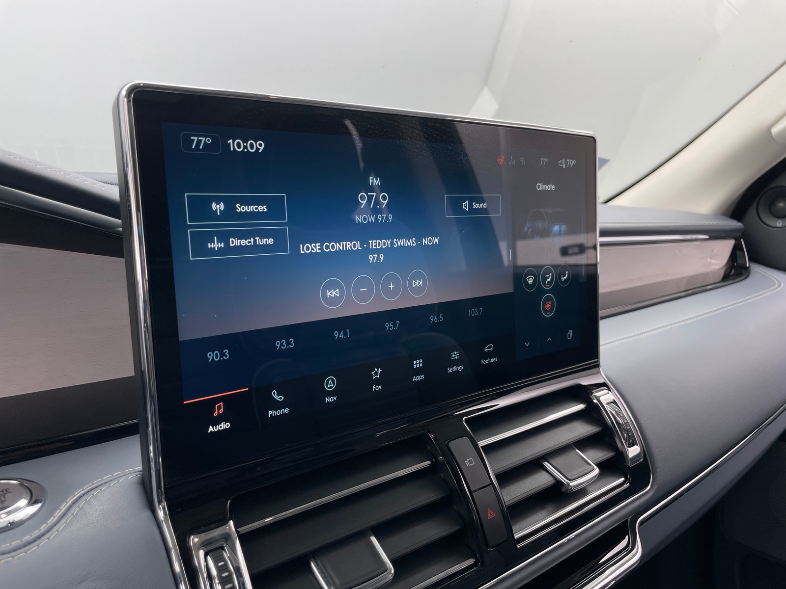 Thumbnail: 2023 Lincoln Navigator L - 3