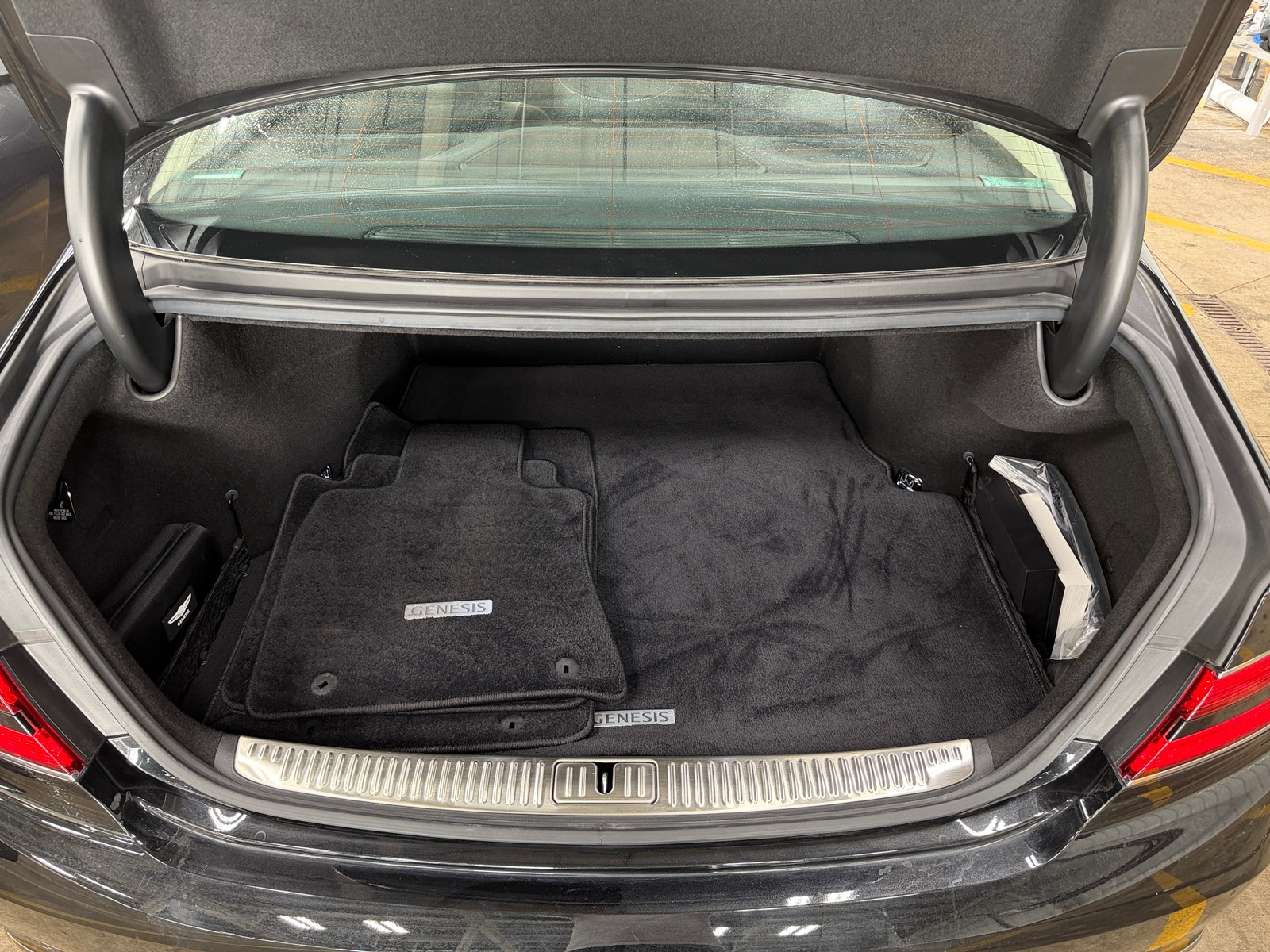 Thumbnail: 2022 Genesis G90 - 6