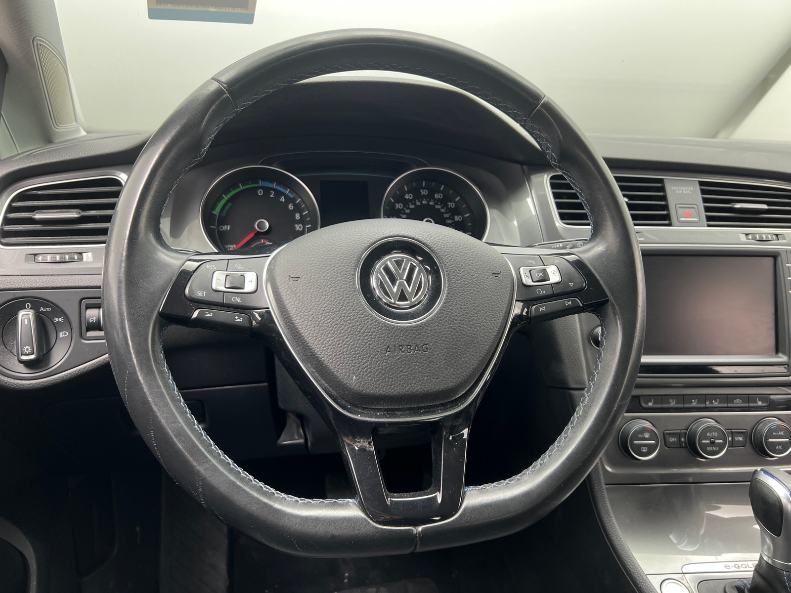 Thumbnail: 2016 Volkswagen e-Golf - 4