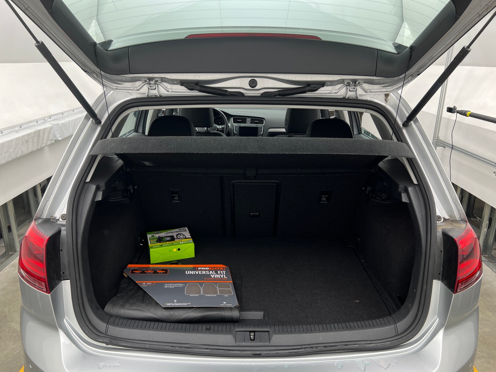 Thumbnail: 2016 Volkswagen e-Golf - 6