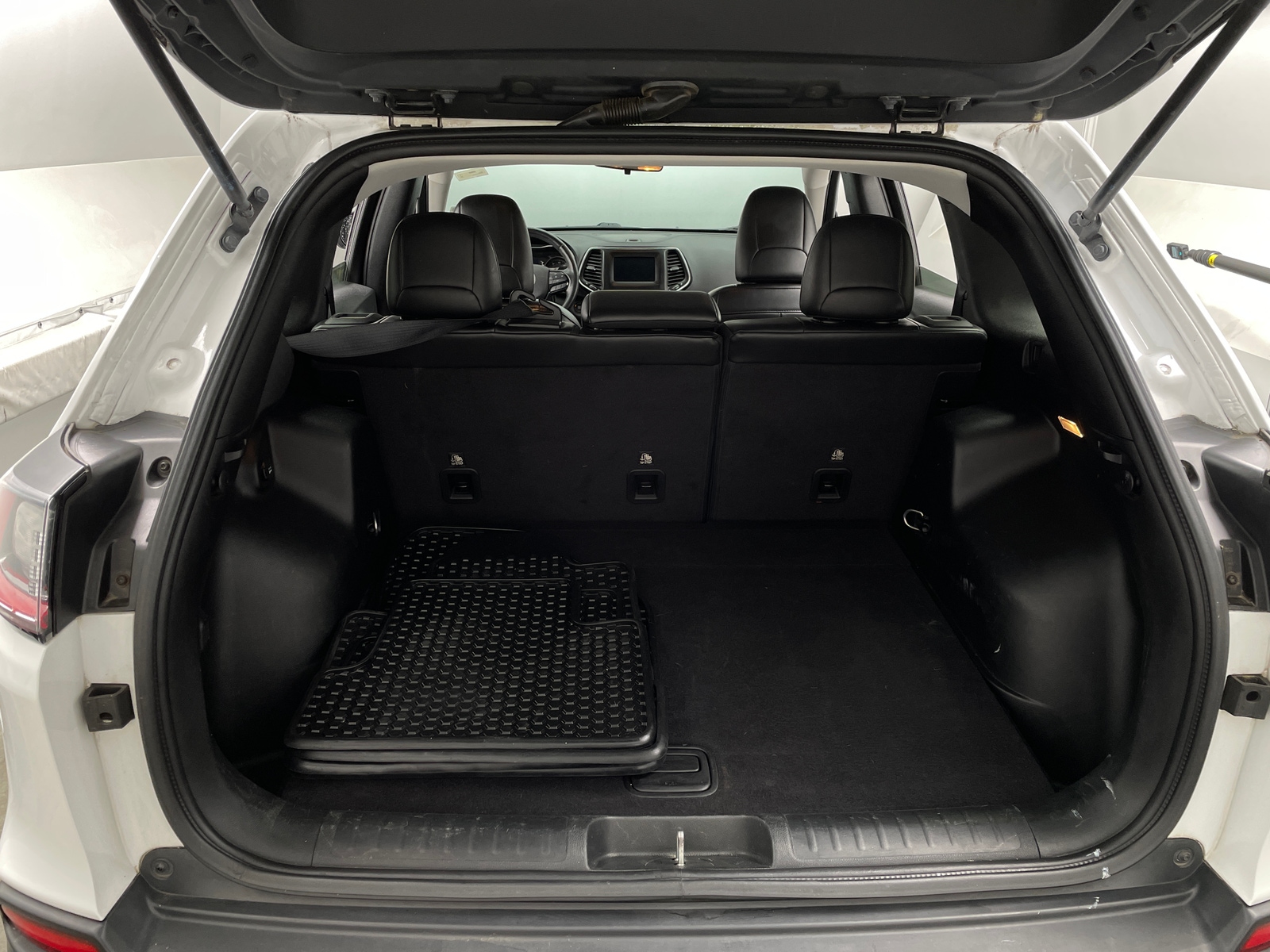 Thumbnail: 2019 Jeep Cherokee - 7