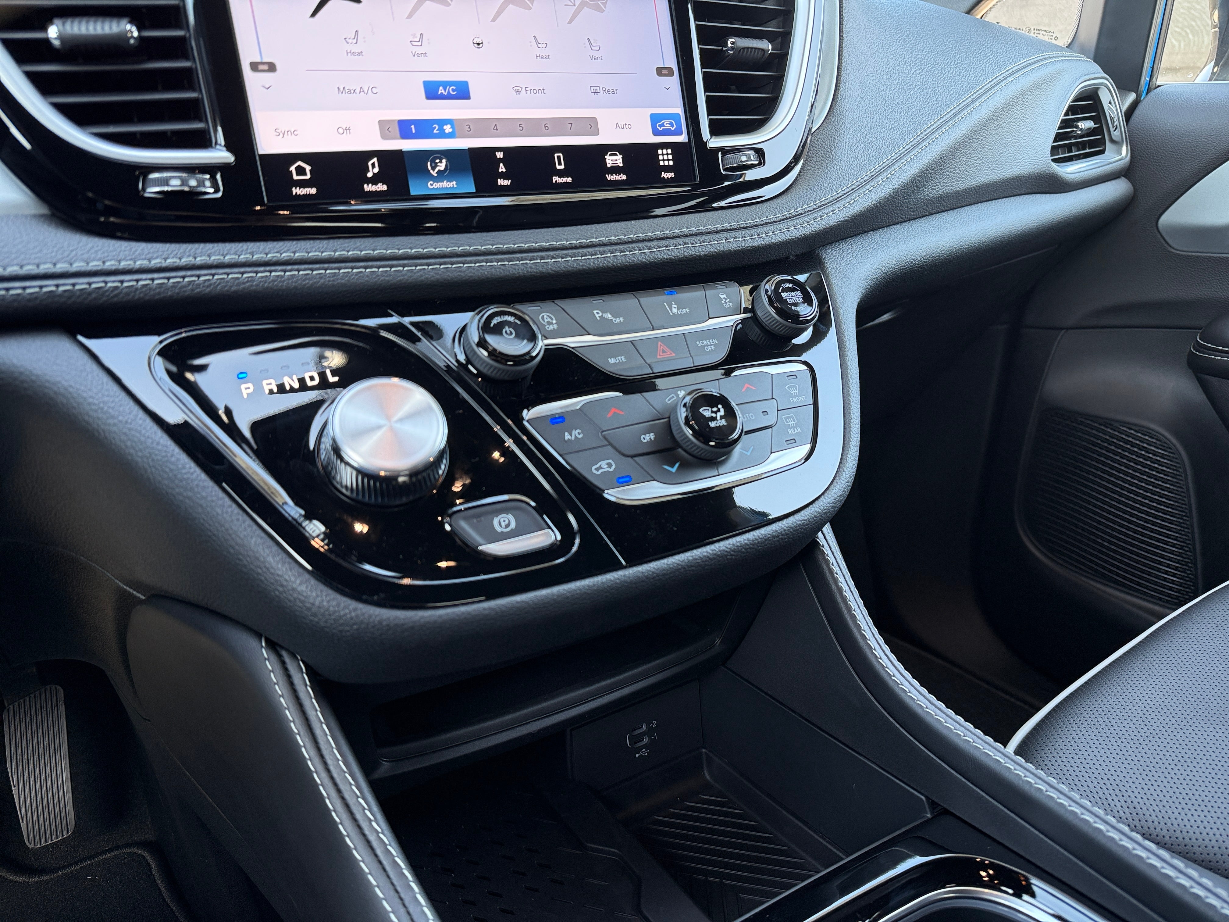 2026 Chrysler Pacifica Limited AWD's photo