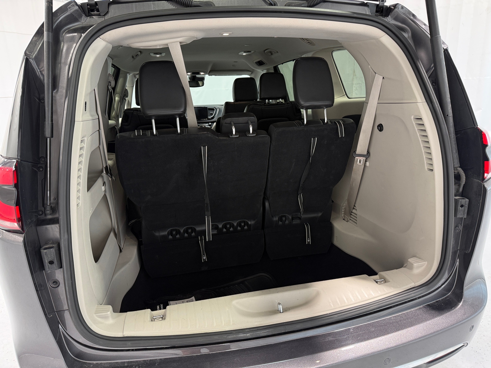 Thumbnail: 2023 Chrysler Pacifica - 6