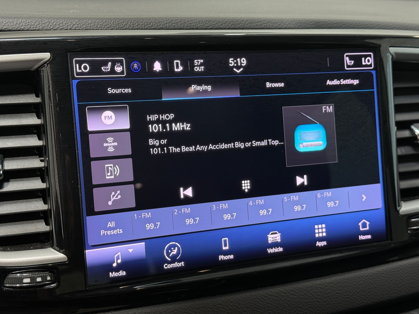 Thumbnail: 2023 Chrysler Pacifica - 3