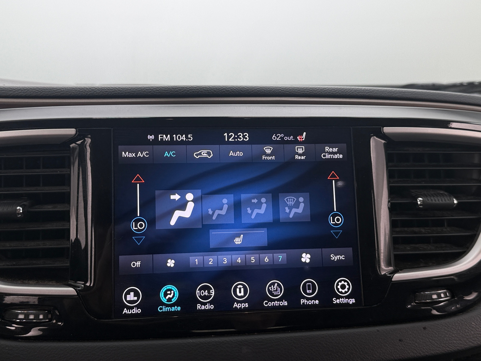 Thumbnail: 2018 Chrysler Pacifica - 3