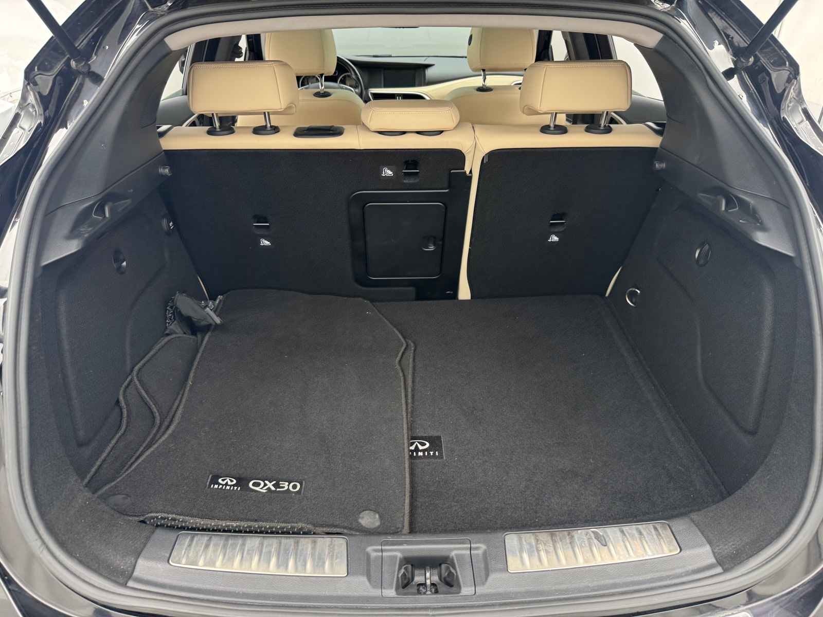 Thumbnail: 2017 INFINITI QX30 - 6