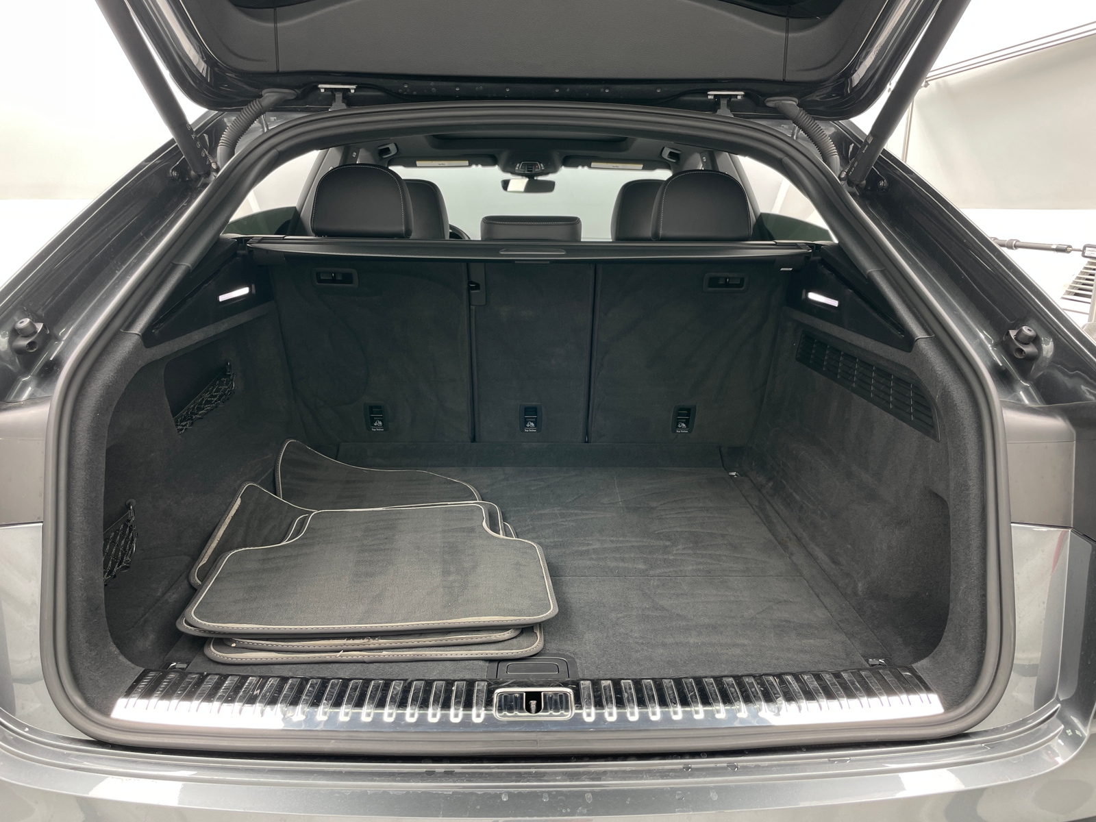 Thumbnail: 2021 Audi Q8 - 6