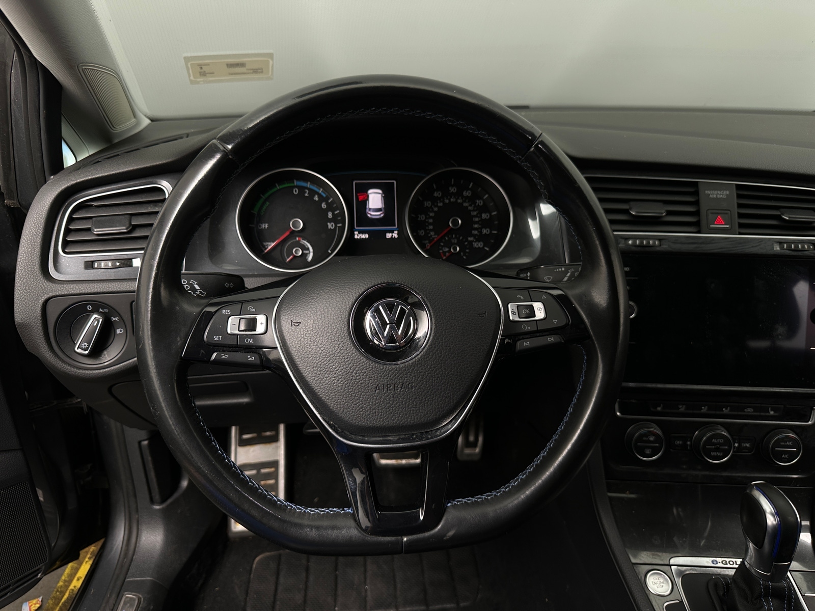 Thumbnail: 2017 Volkswagen e-Golf - 4