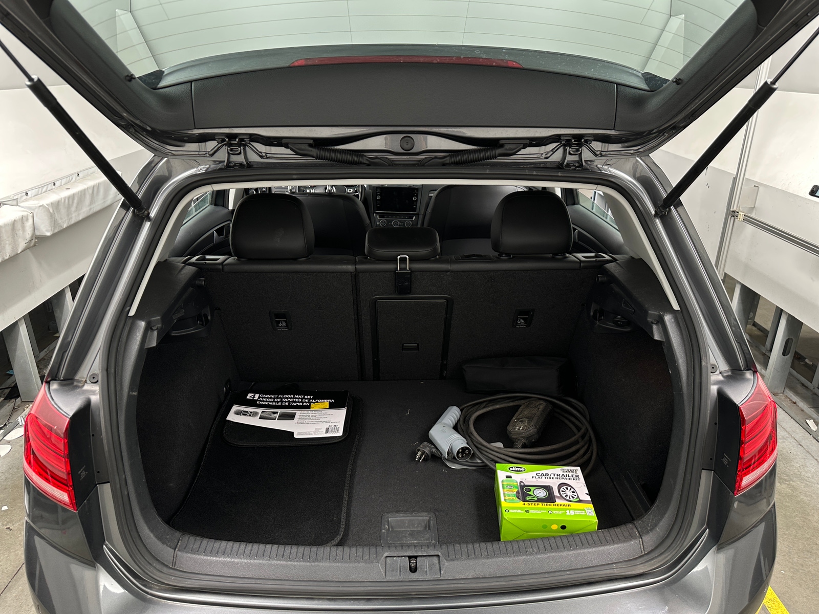 Thumbnail: 2017 Volkswagen e-Golf - 6