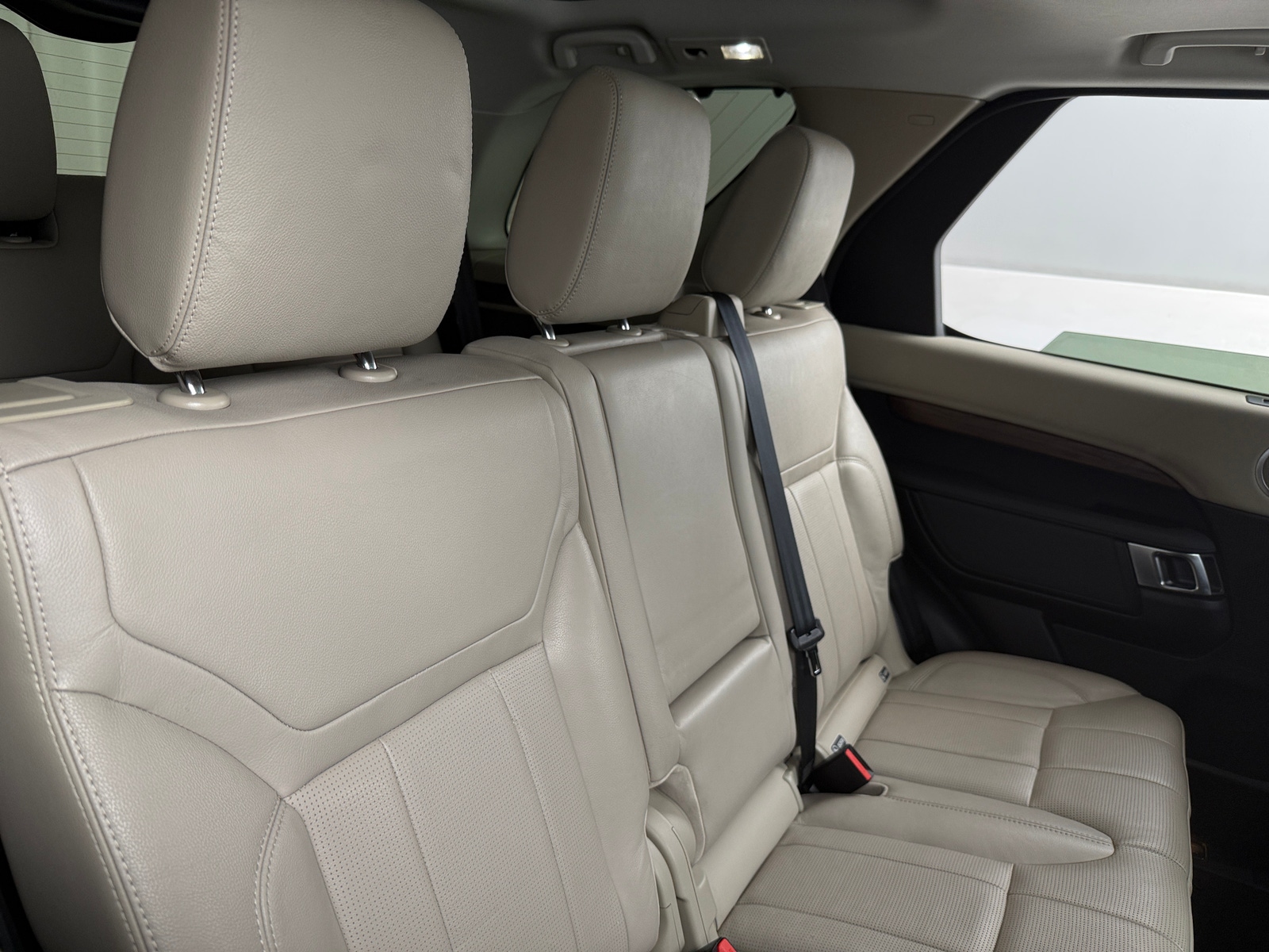 Thumbnail: 2017 Land Rover Discovery - 5