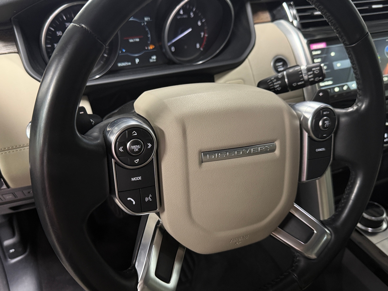 Thumbnail: 2017 Land Rover Discovery - 4