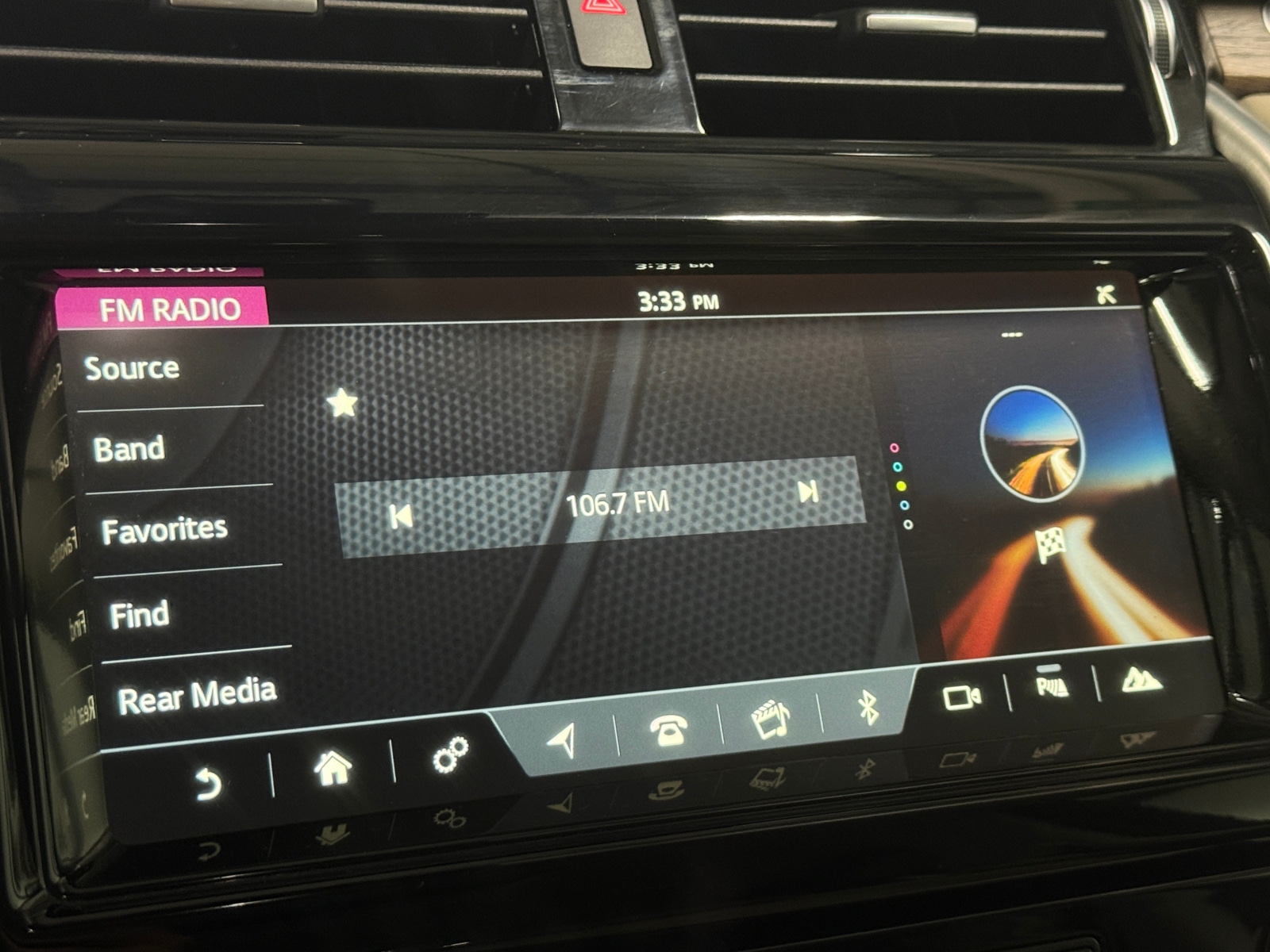 Thumbnail: 2017 Land Rover Discovery - 3