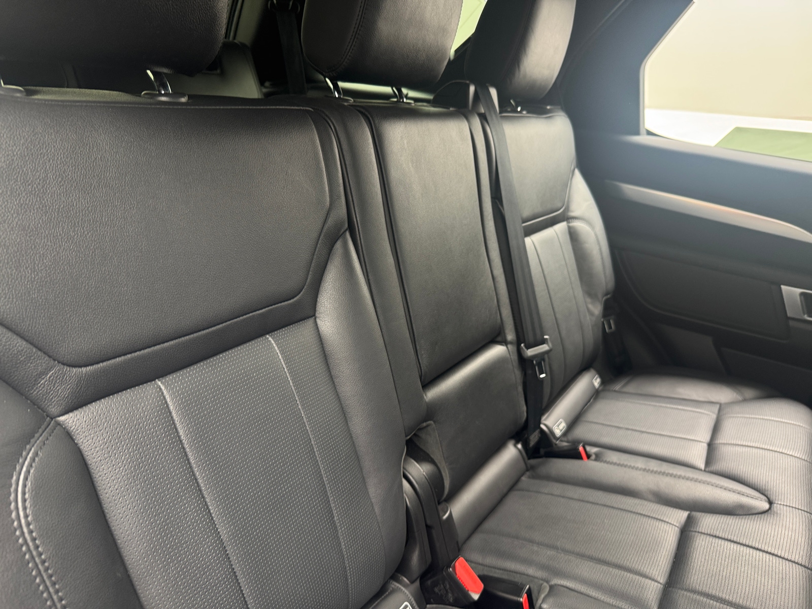 Thumbnail: 2020 Land Rover Discovery - 5