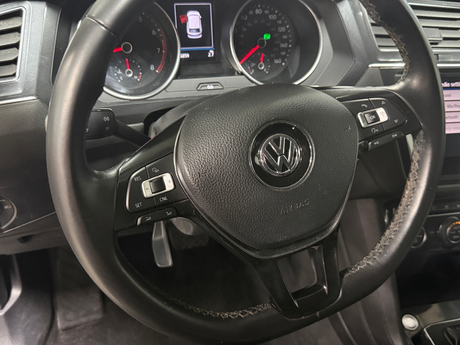 Thumbnail: 2018 Volkswagen Tiguan - 4