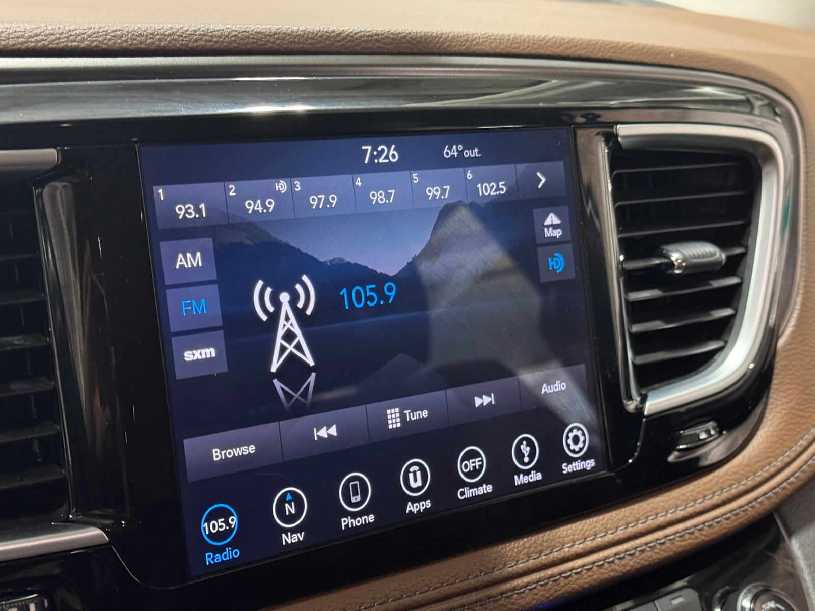 Thumbnail: 2018 Chrysler Pacifica - 3