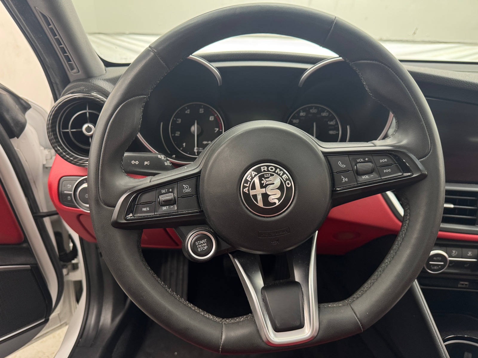 Thumbnail: 2021 Alfa Romeo Giulia - 4