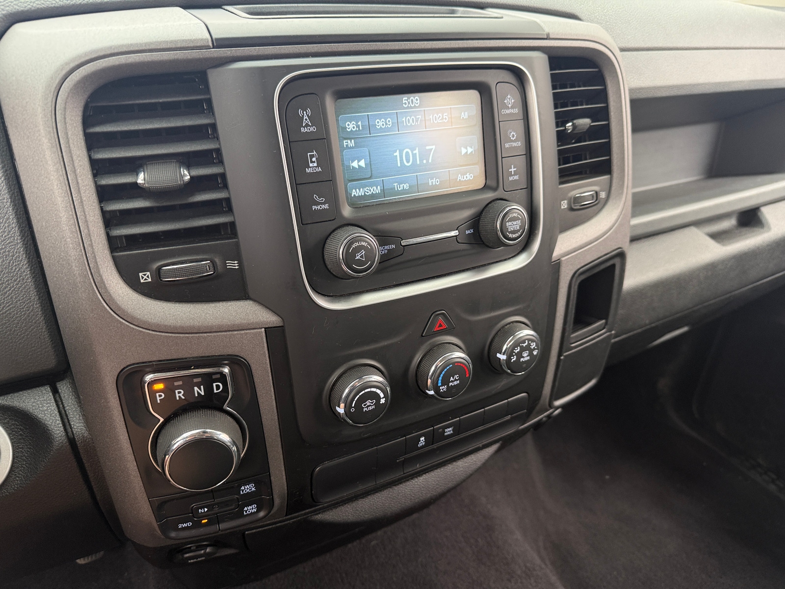 Thumbnail: 2019 RAM 1500 Classic - 4