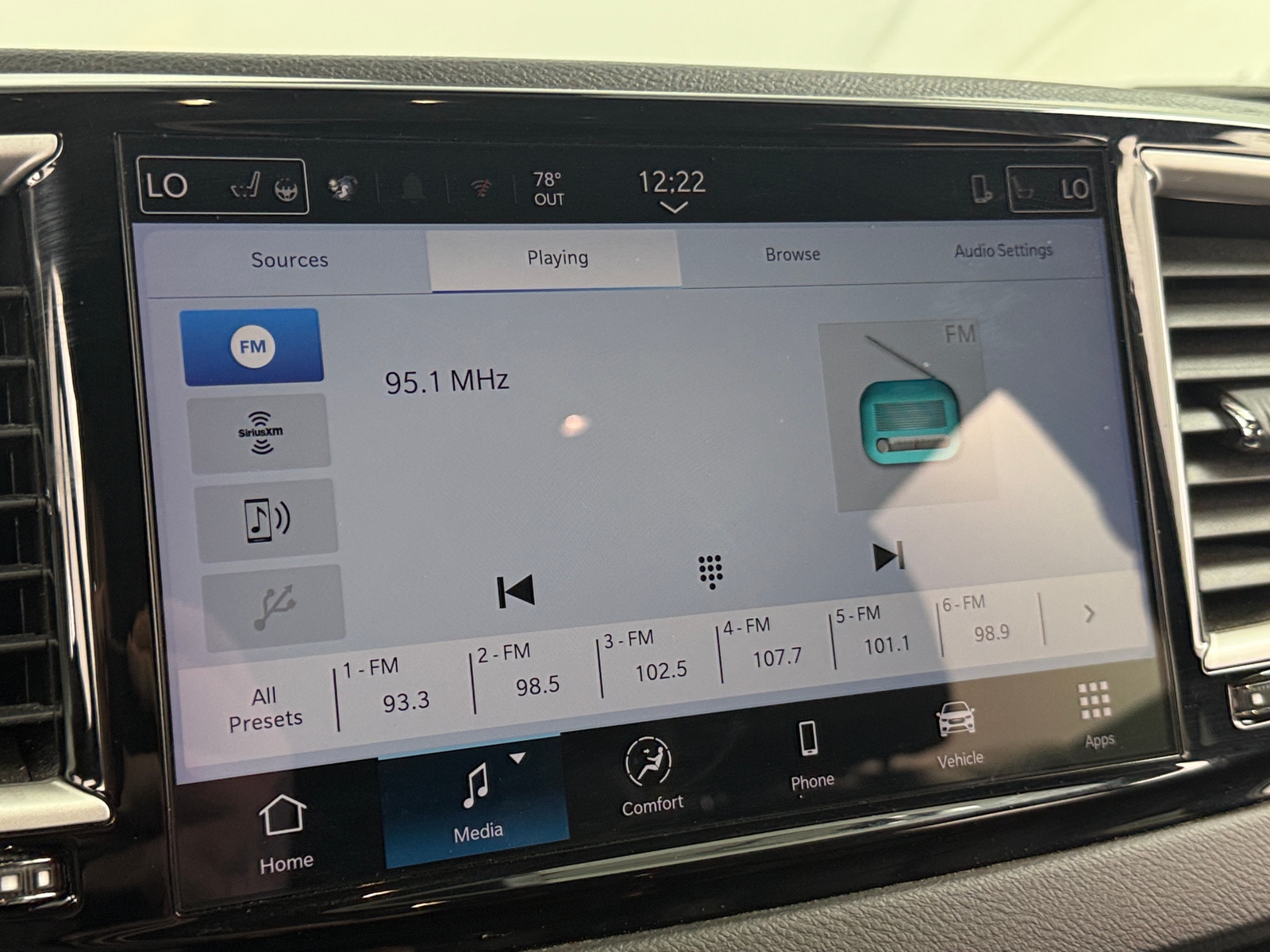 Thumbnail: 2025 Chrysler Voyager - 3