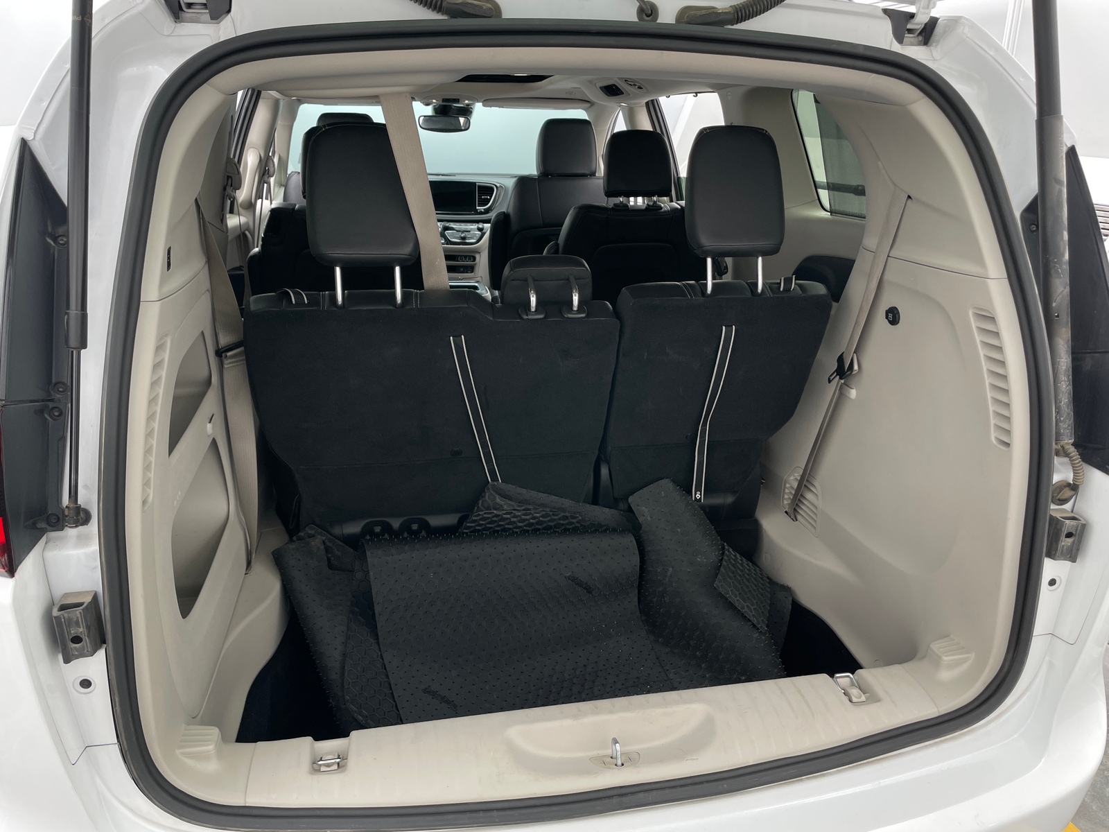 Thumbnail: 2022 Chrysler Pacifica - 6