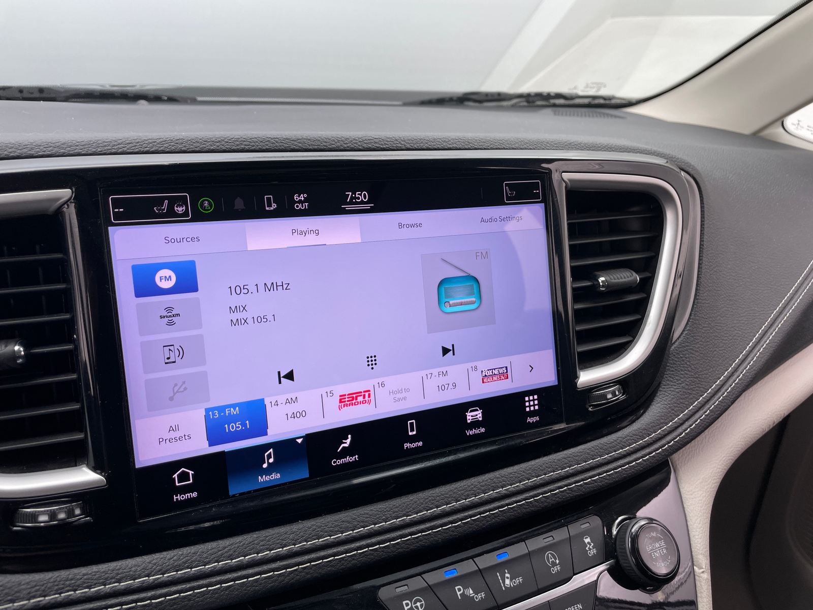 Thumbnail: 2022 Chrysler Pacifica - 3