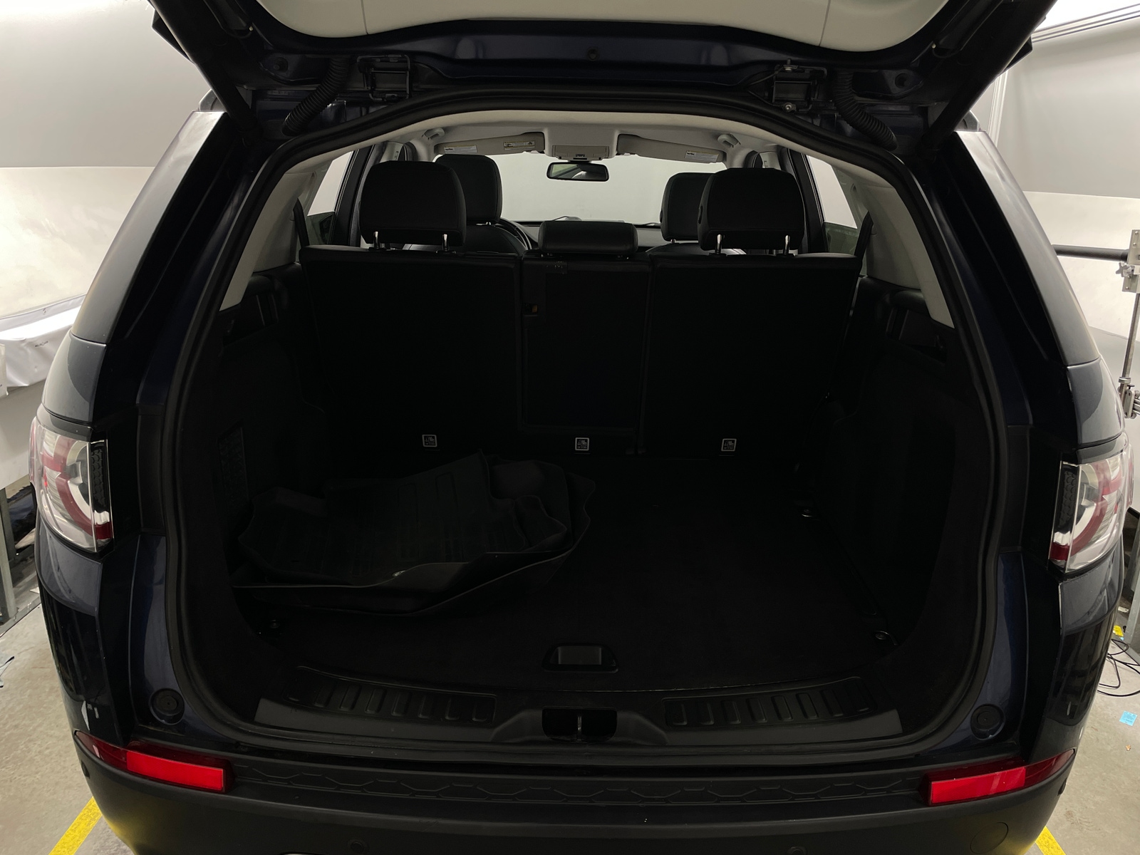 Thumbnail: 2017 Land Rover Discovery Sport - 6