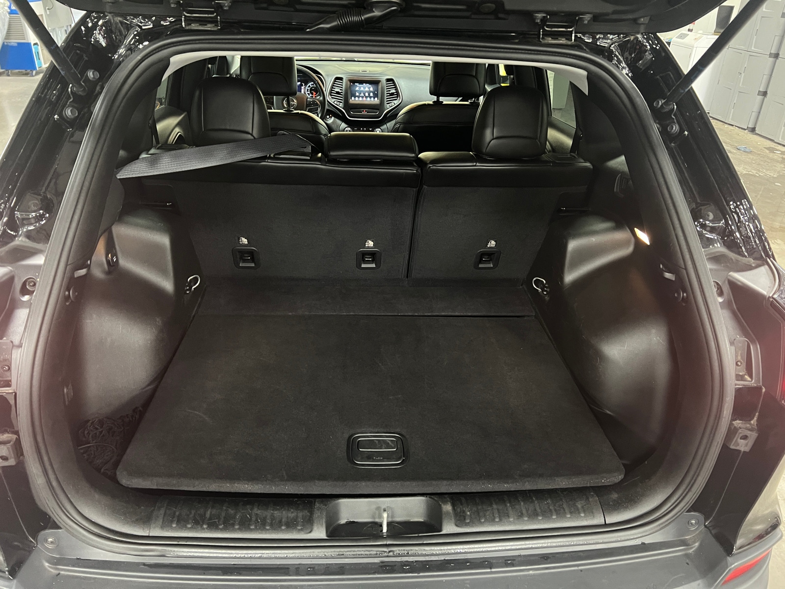 Thumbnail: 2019 Jeep Cherokee - 7