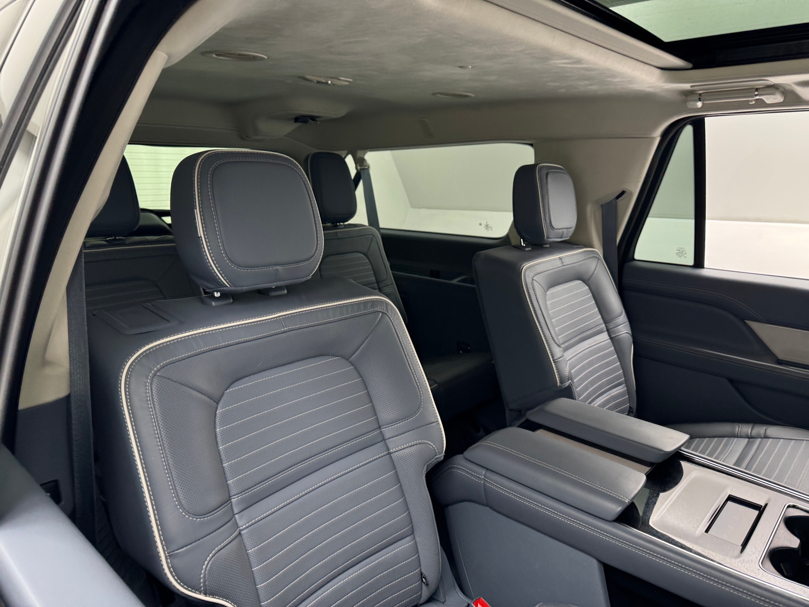 Thumbnail: 2022 Lincoln Navigator L - 5