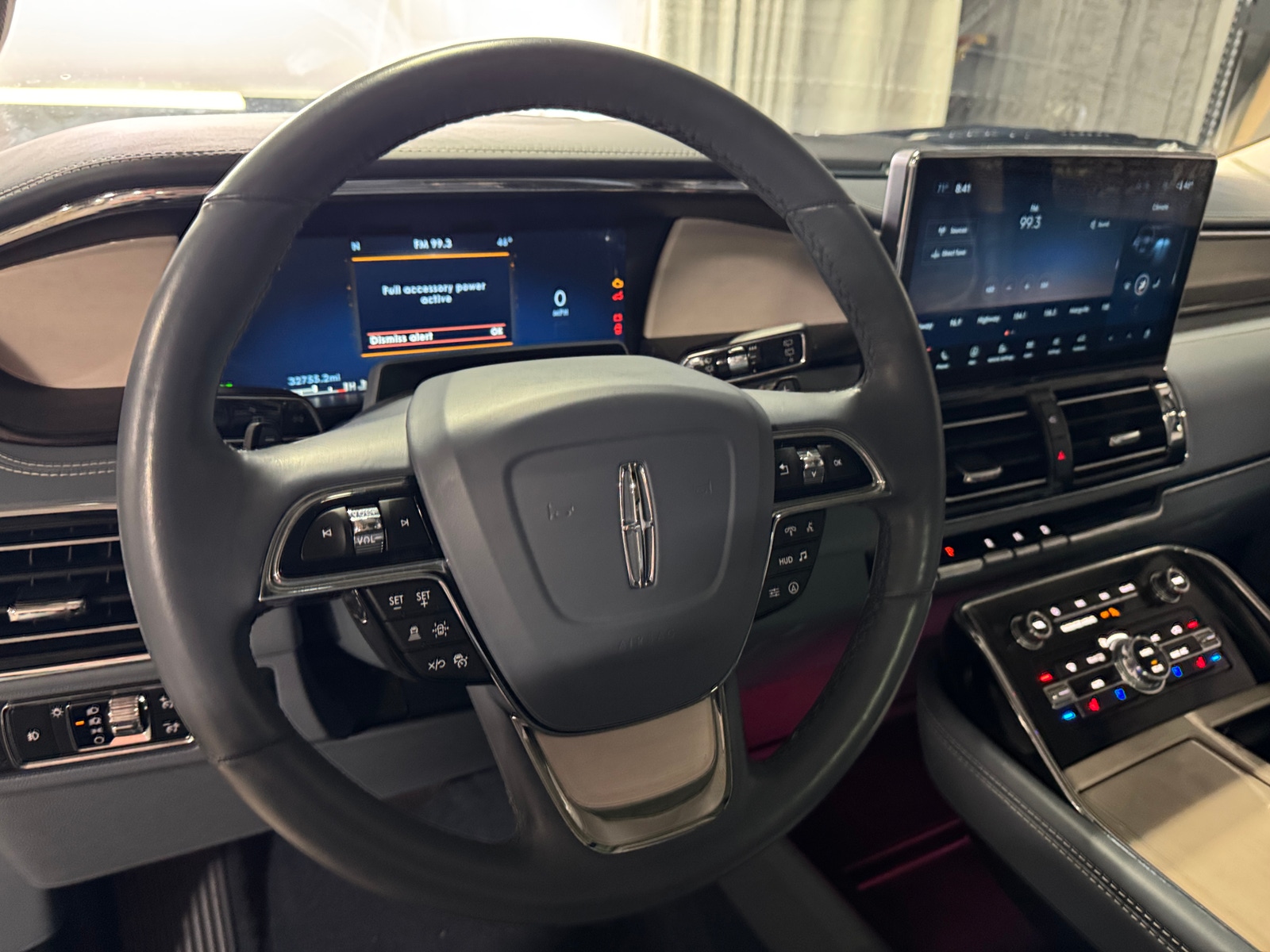 Thumbnail: 2022 Lincoln Navigator L - 4