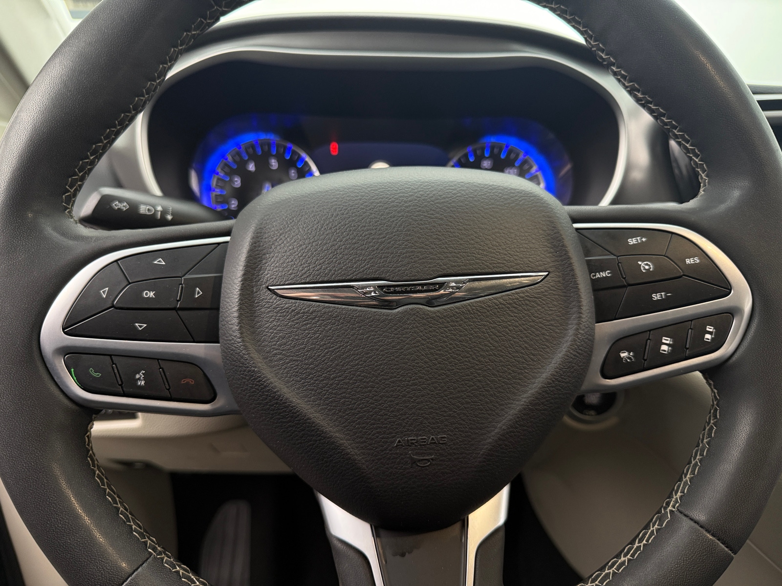 Thumbnail: 2023 Chrysler Pacifica - 4