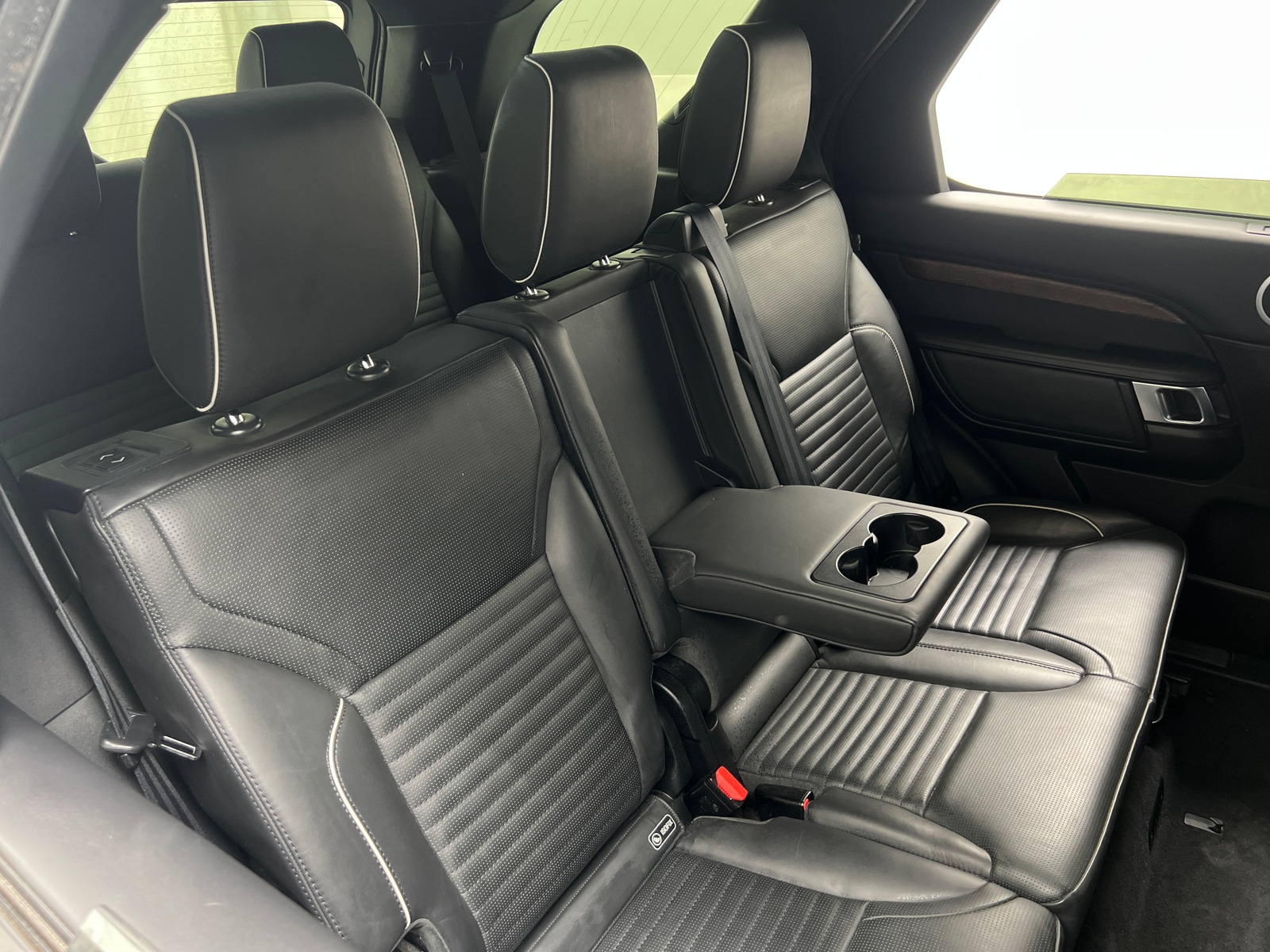 Thumbnail: 2017 Land Rover Discovery - 5