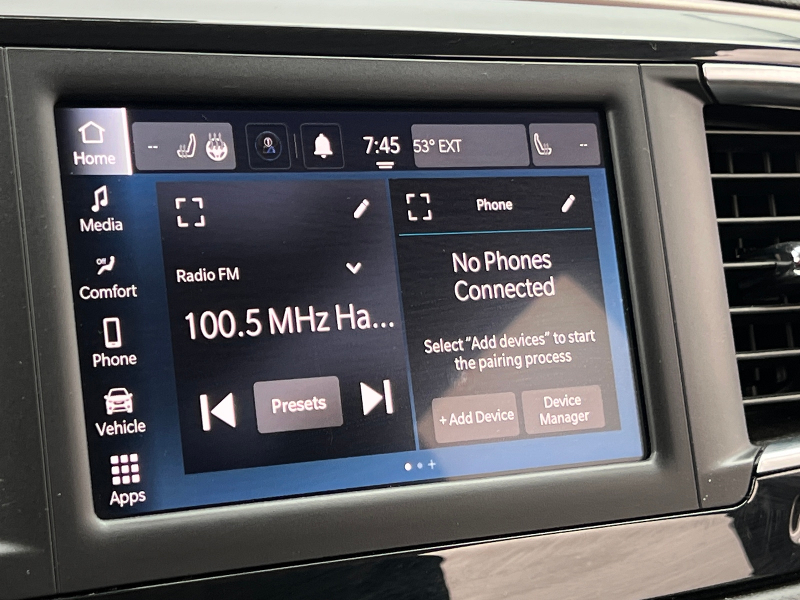 Thumbnail: 2023 Chrysler Voyager - 4