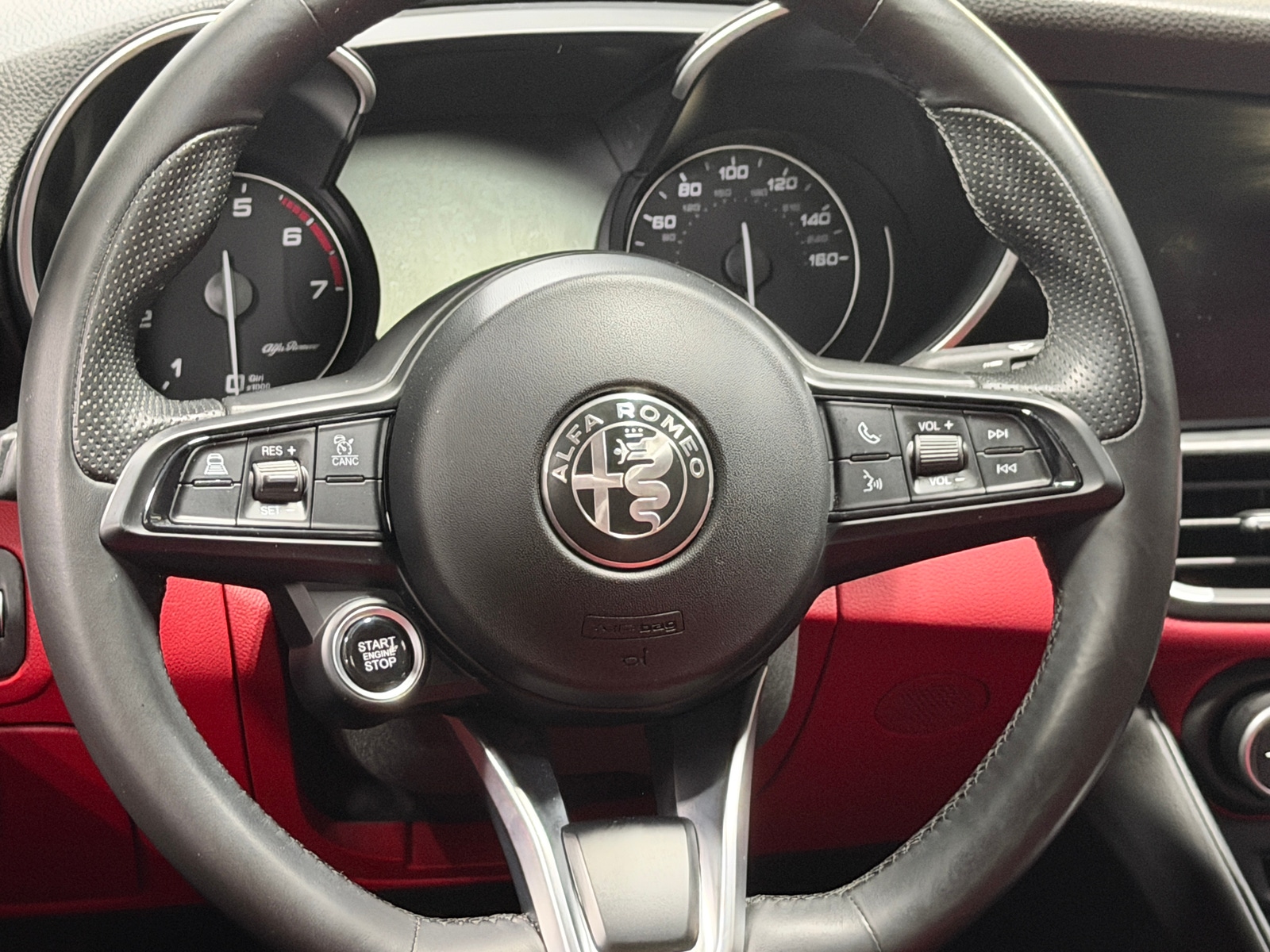 Thumbnail: 2021 Alfa Romeo Giulia - 4