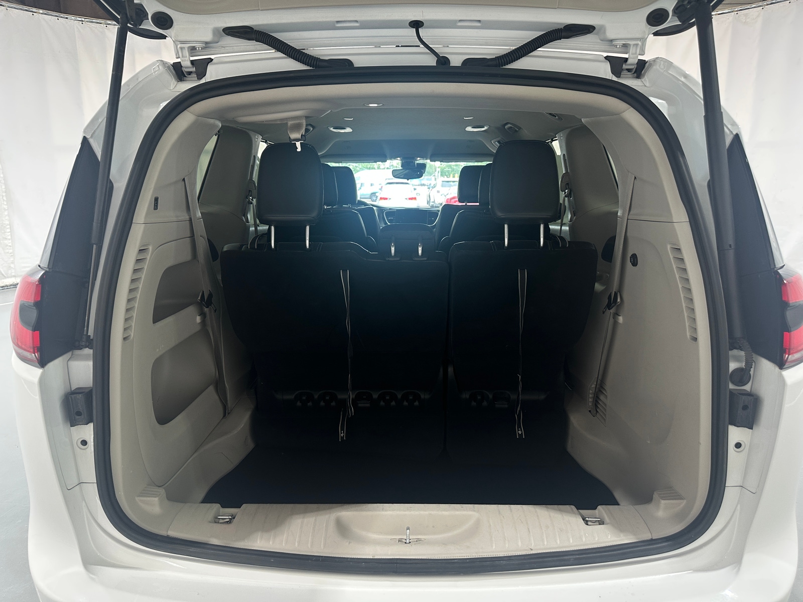 Thumbnail: 2023 Chrysler Pacifica - 6