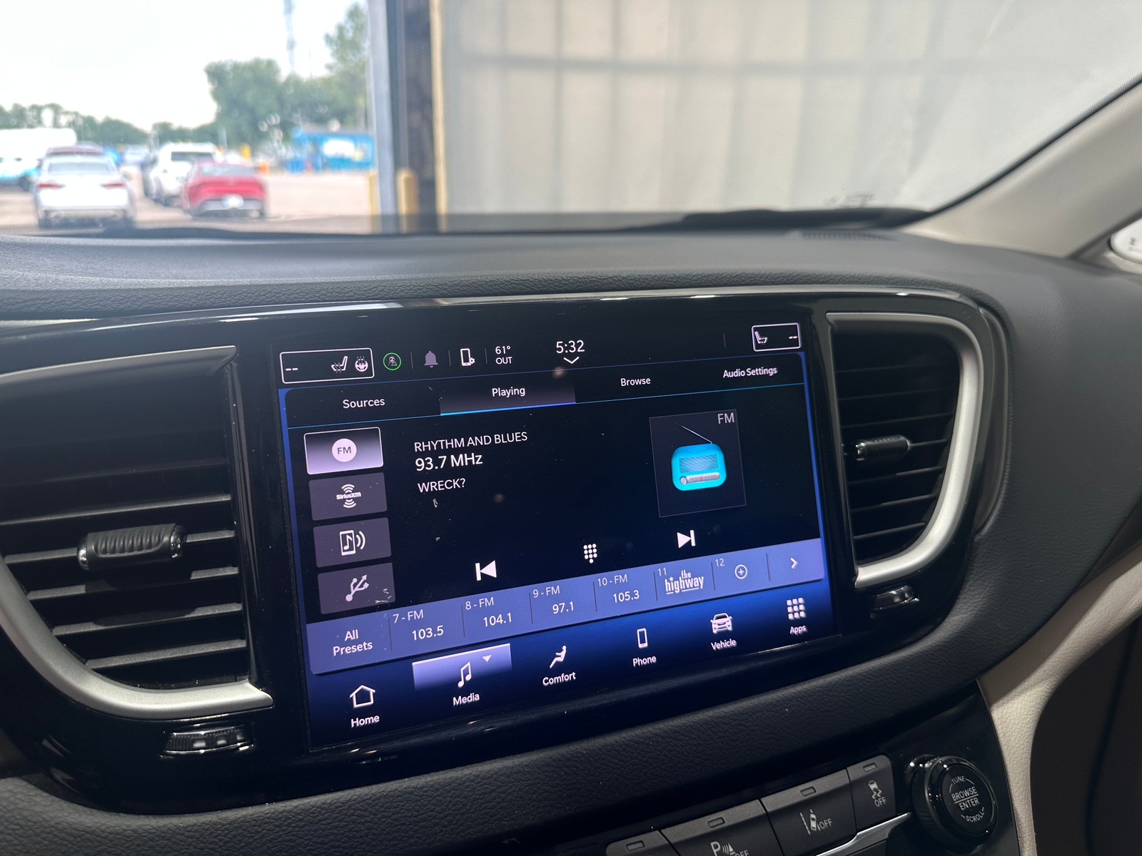 Thumbnail: 2023 Chrysler Pacifica - 3